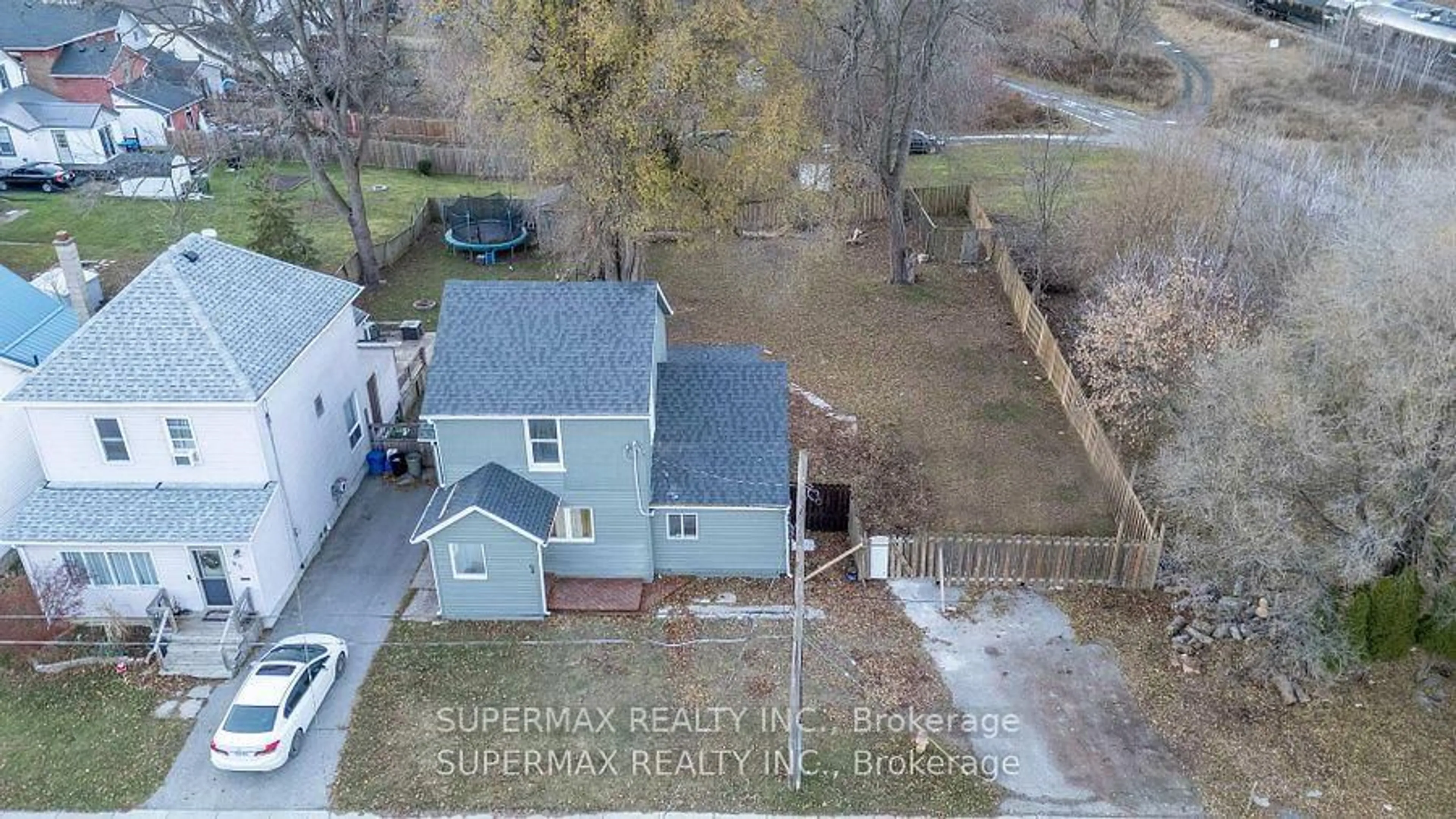 A pic from outside/outdoor area/front of a property/back of a property/a pic from drone, unknown for 94 Hiawatha St, St. Thomas Ontario N5P 2T7