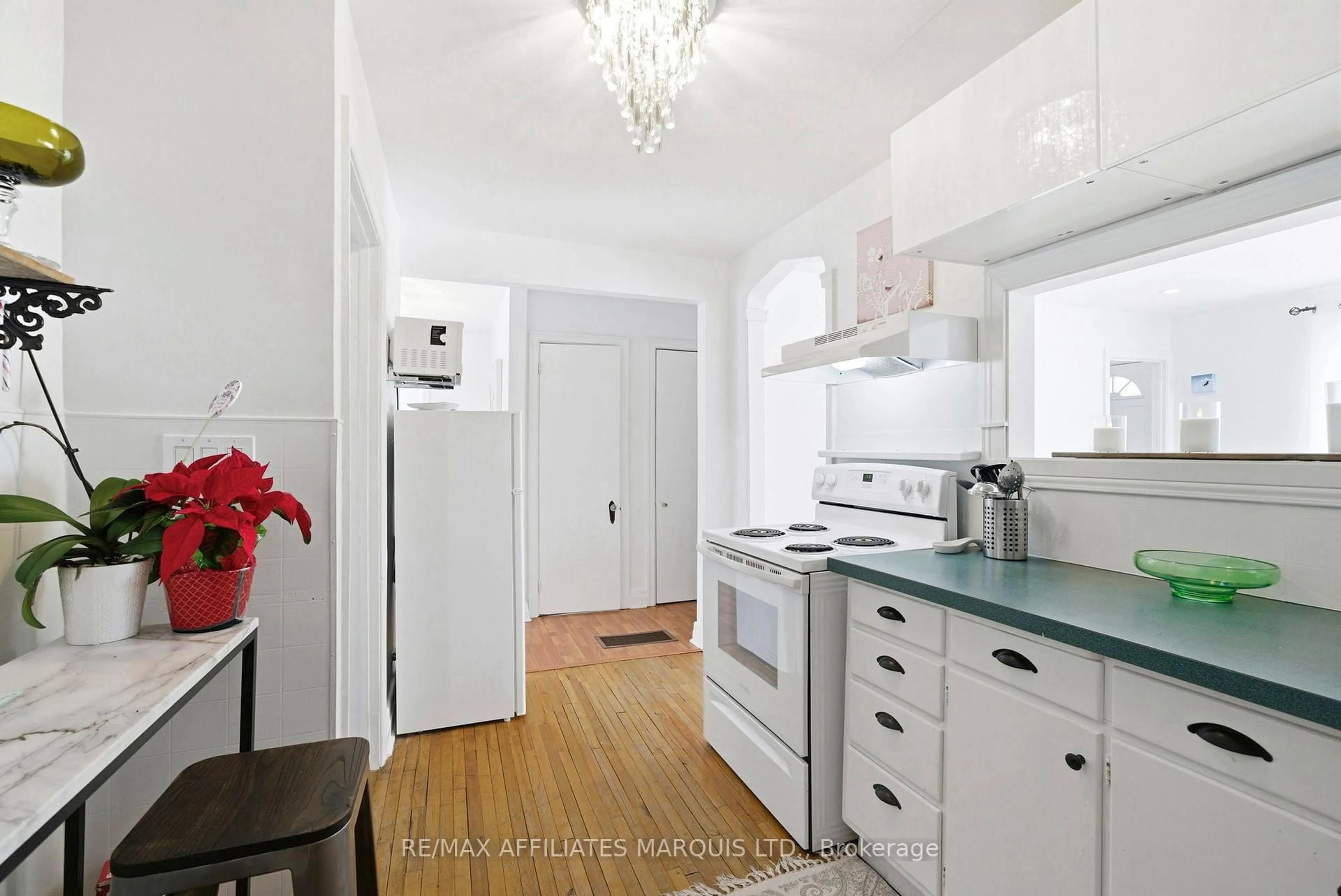 Standard kitchen, unknown for 543 Fifth St, Cornwall Ontario K6H 2M6