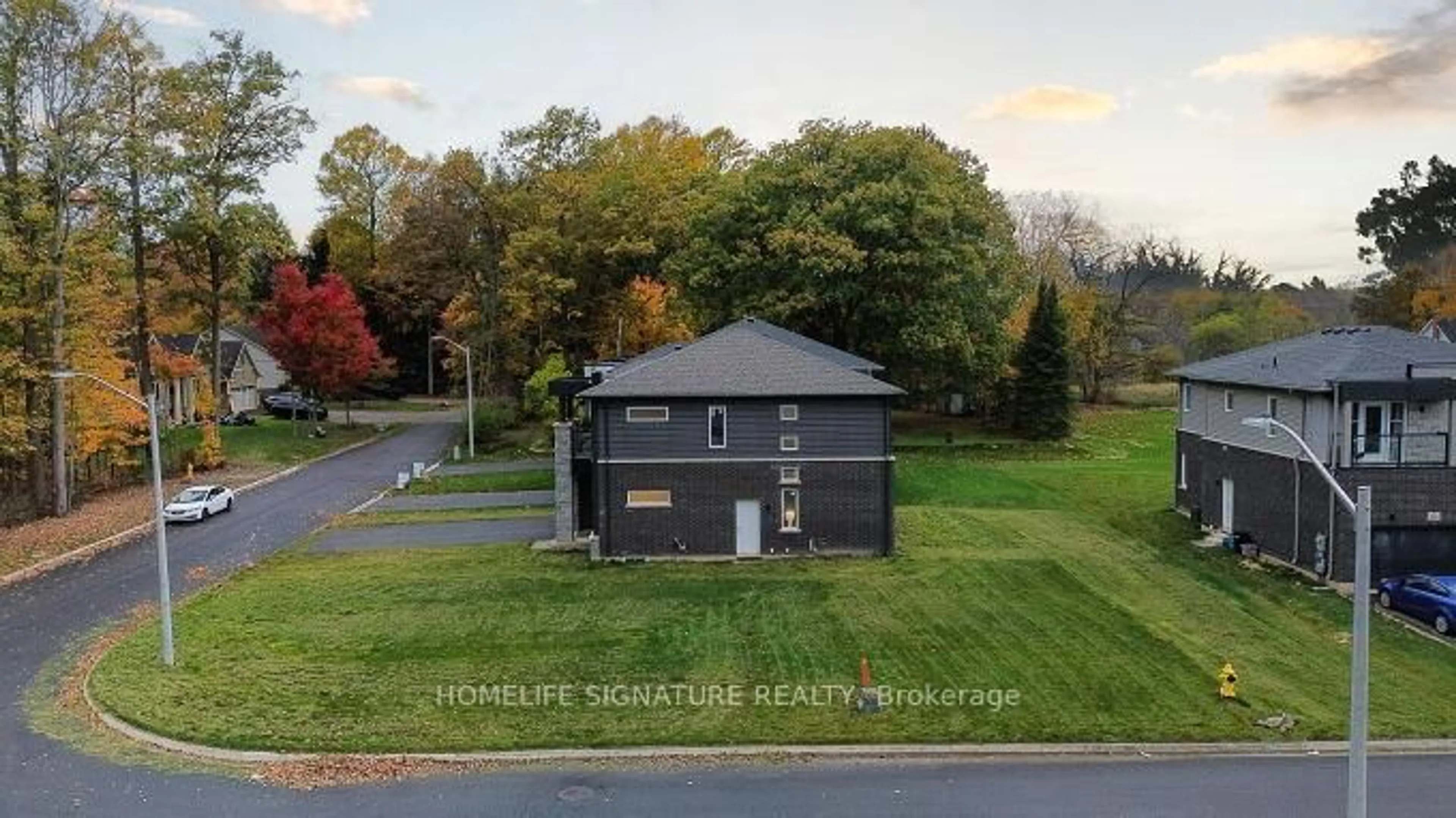 A pic from outside/outdoor area/front of a property/back of a property/a pic from drone, building for 3280 Parker Ave, Fort Erie Ontario L0S 1N0
