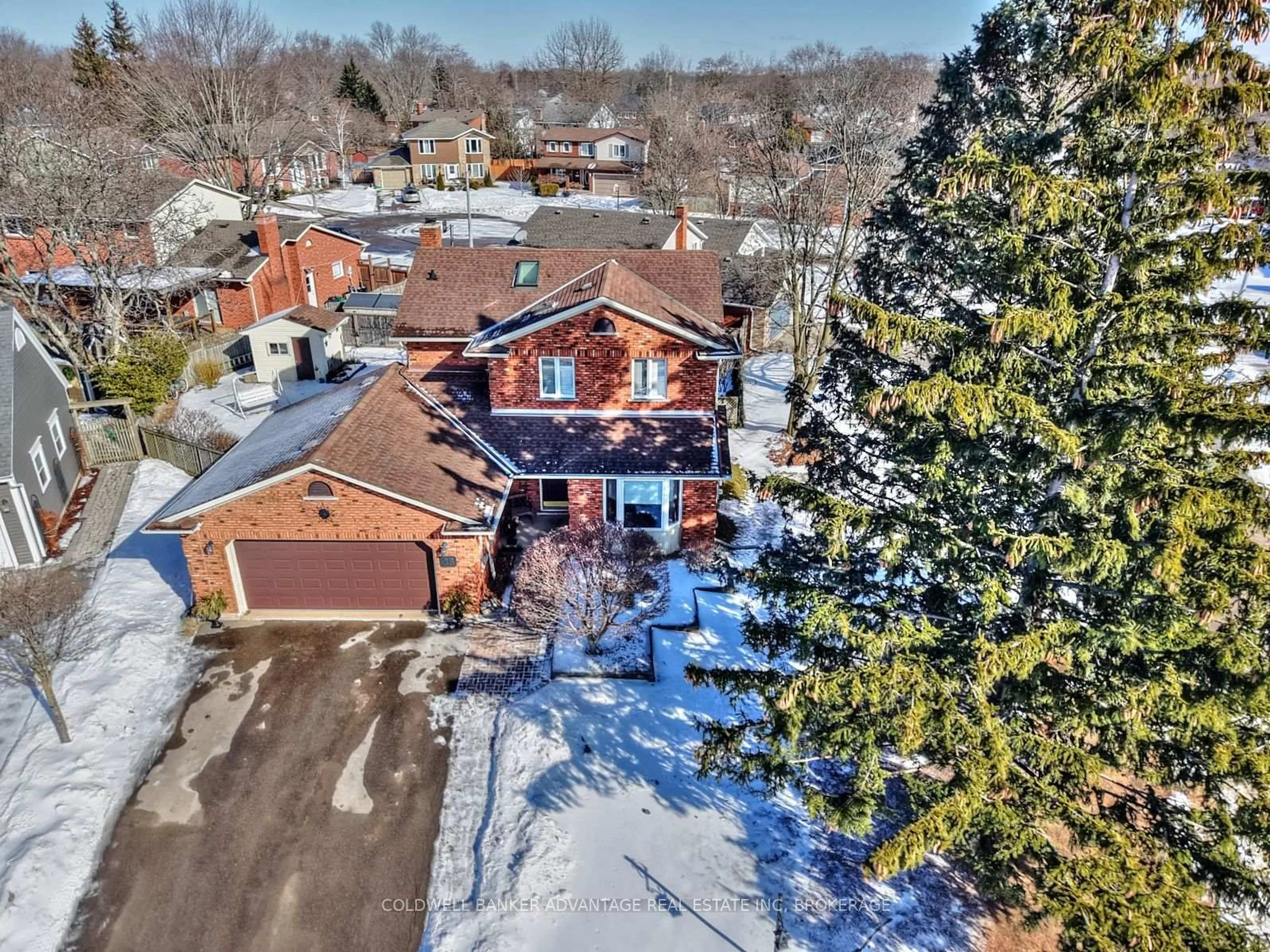 A pic from outside/outdoor area/front of a property/back of a property/a pic from drone, street for 28 Dixon Cres, Welland Ontario L3C 6P4