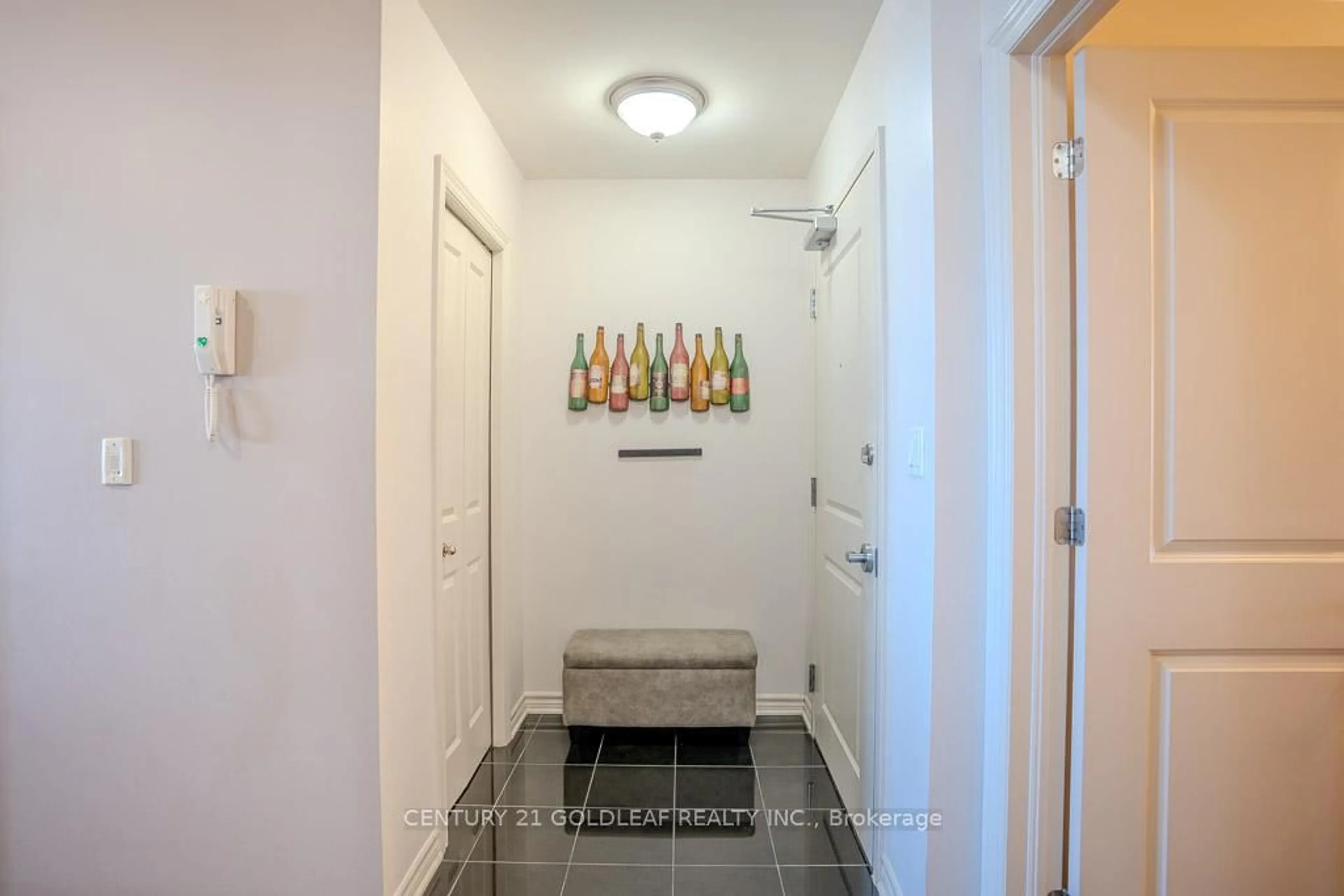 Indoor entryway for 20 Prestige Circ #7, Ottawa Ontario K4A 0W9