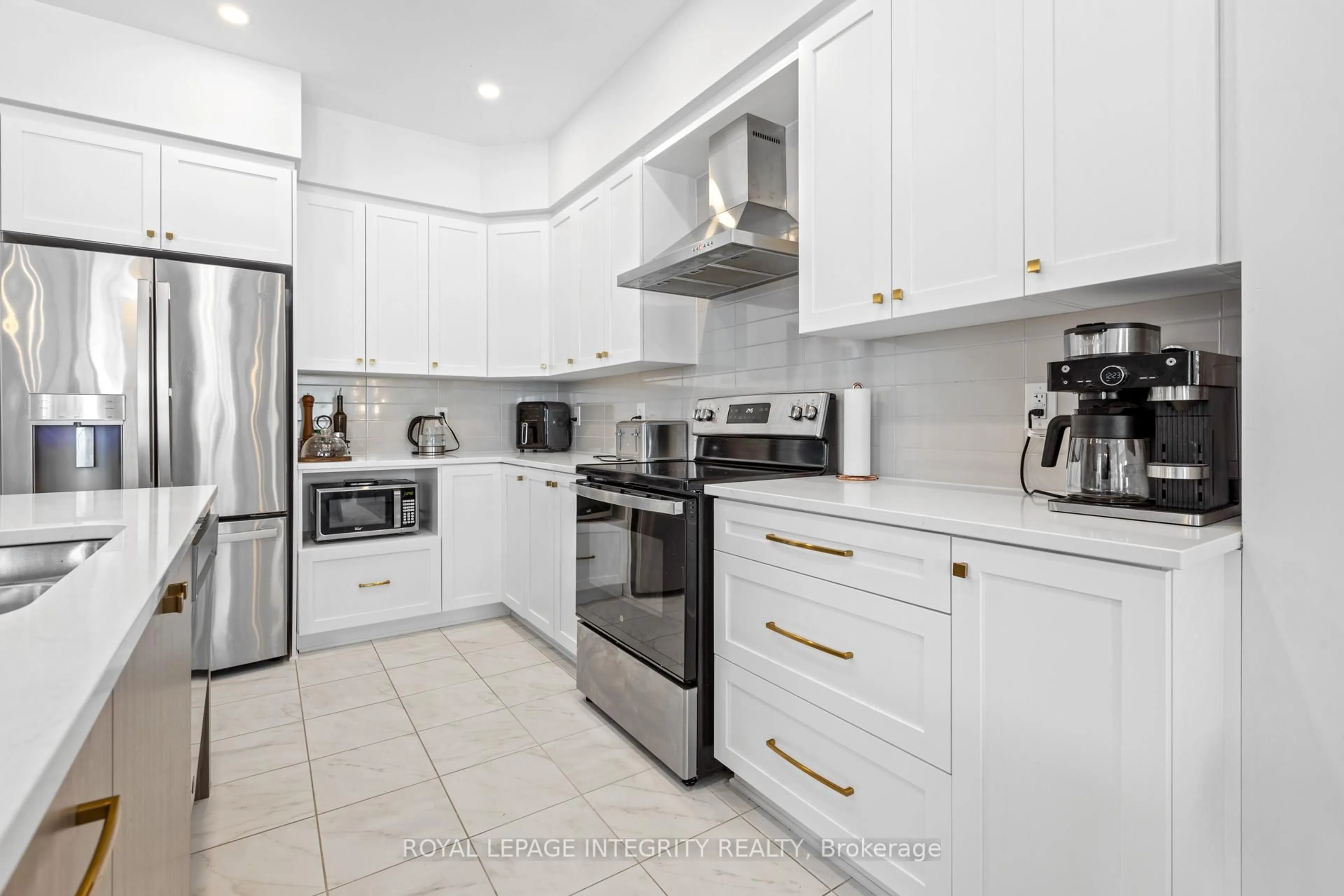 Standard kitchen, ceramic/tile floor for 674 Honeydew St, Ottawa Ontario K1X 0K5