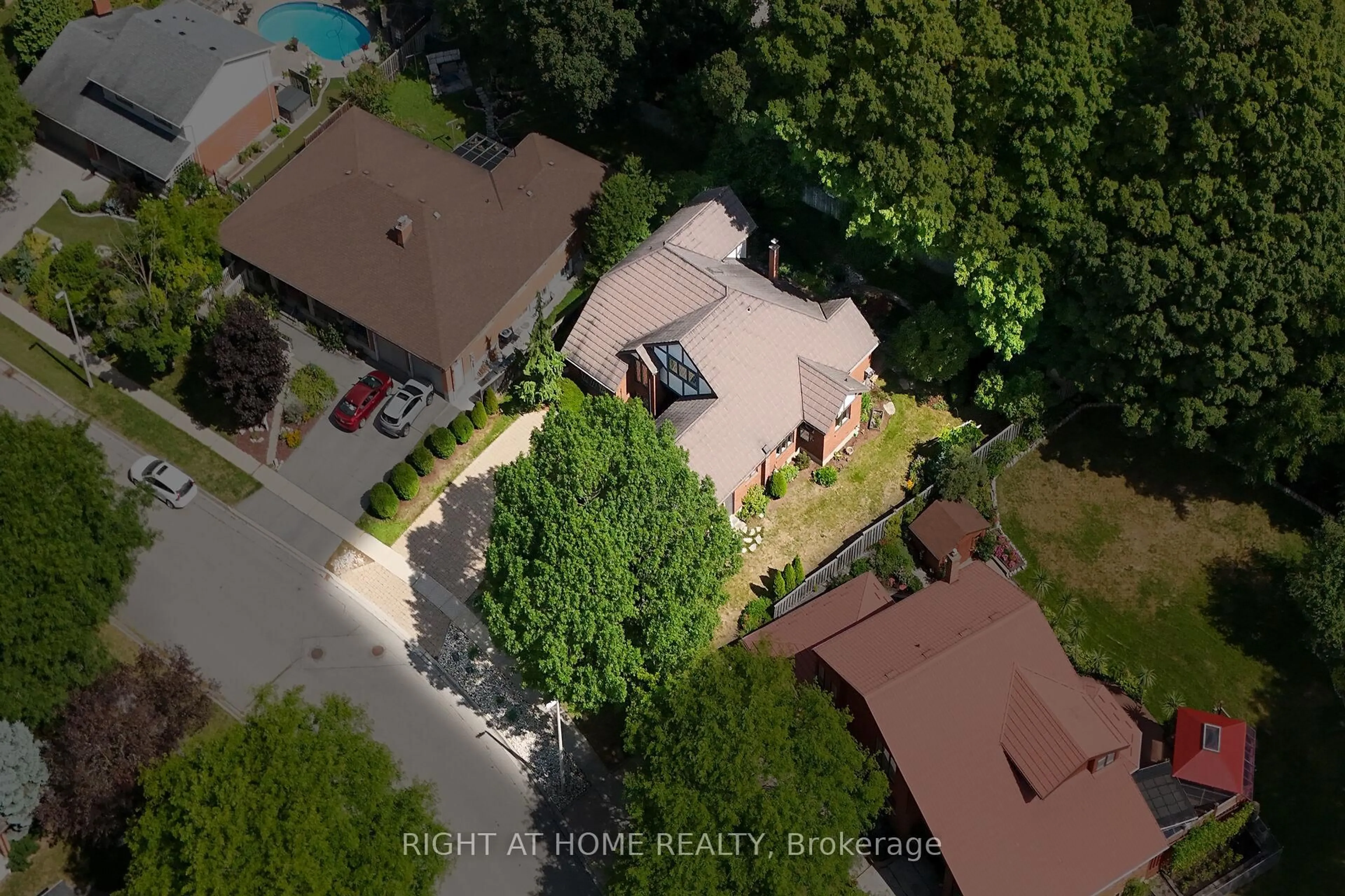 A pic from outside/outdoor area/front of a property/back of a property/a pic from drone, street for 33 Walnut Dr, Guelph Ontario N1E 4B4