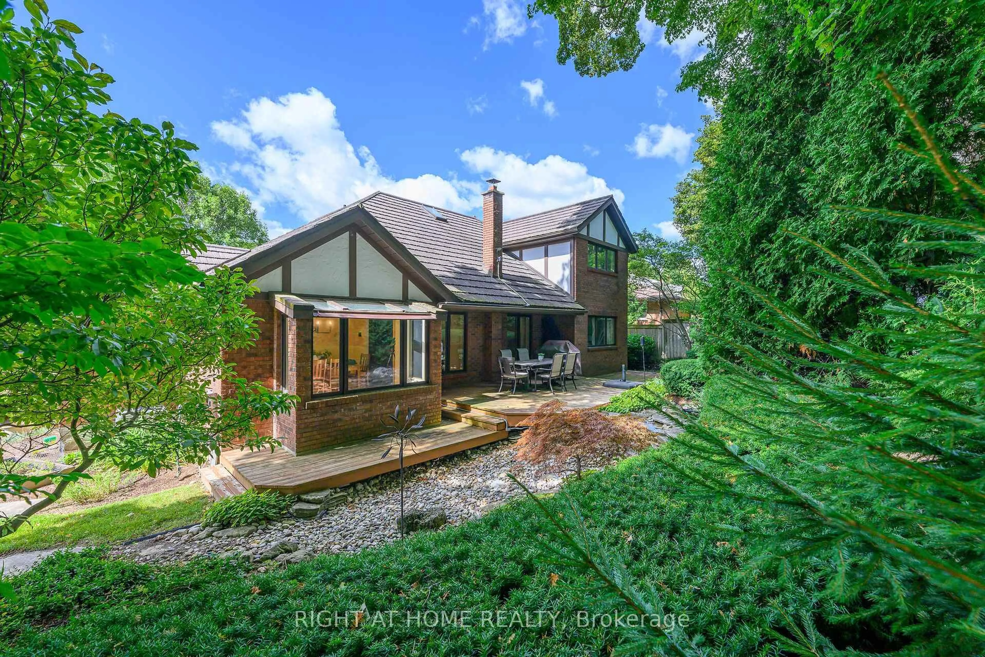 A pic from outside/outdoor area/front of a property/back of a property/a pic from drone, unknown for 33 Walnut Dr, Guelph Ontario N1E 4B4