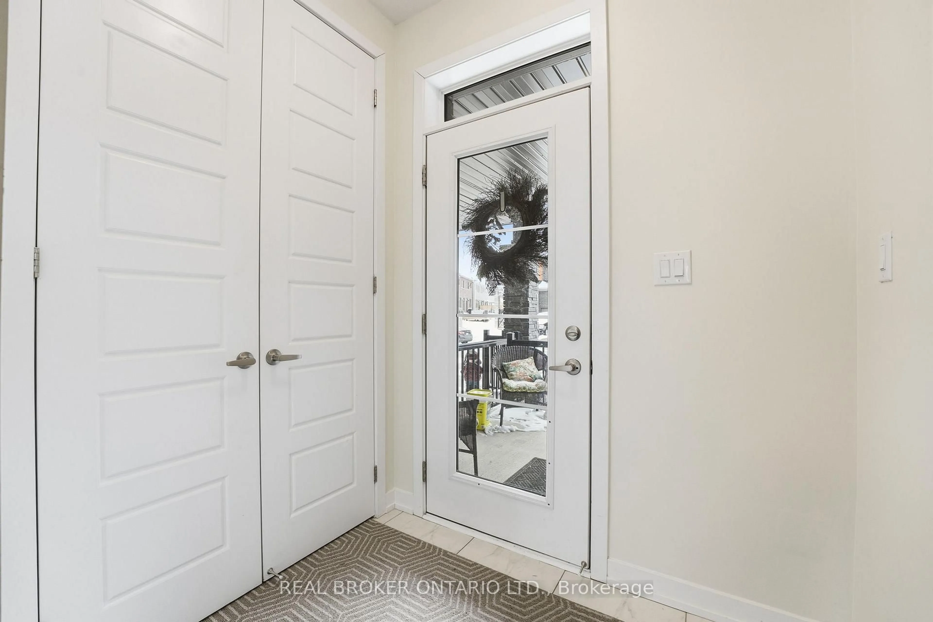 Indoor entryway for 10 Owl Lane, Haldimand Ontario N3W 0G4