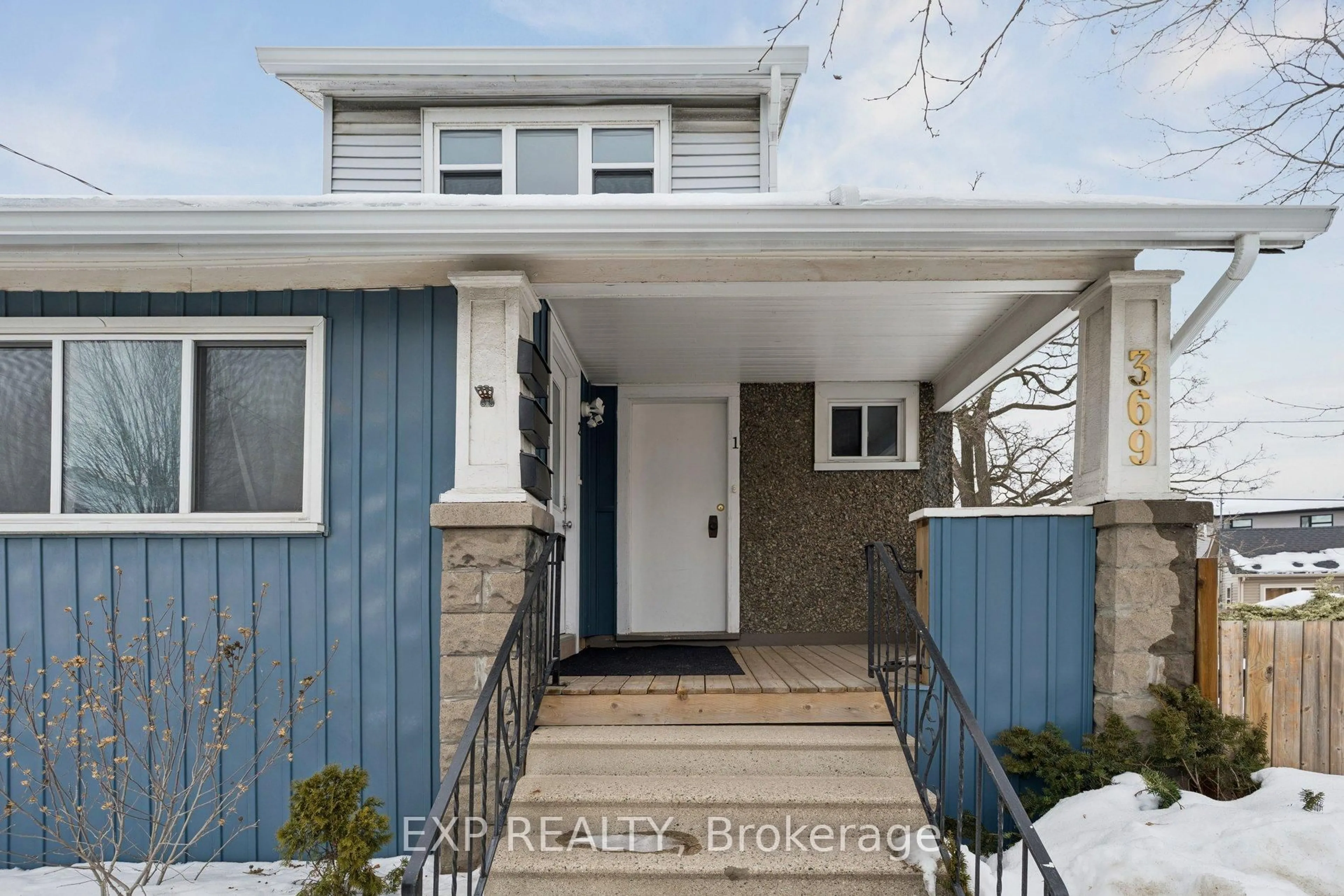 Indoor entryway for 369 Glendale Ave, St. Catharines Ontario L2T 1B9