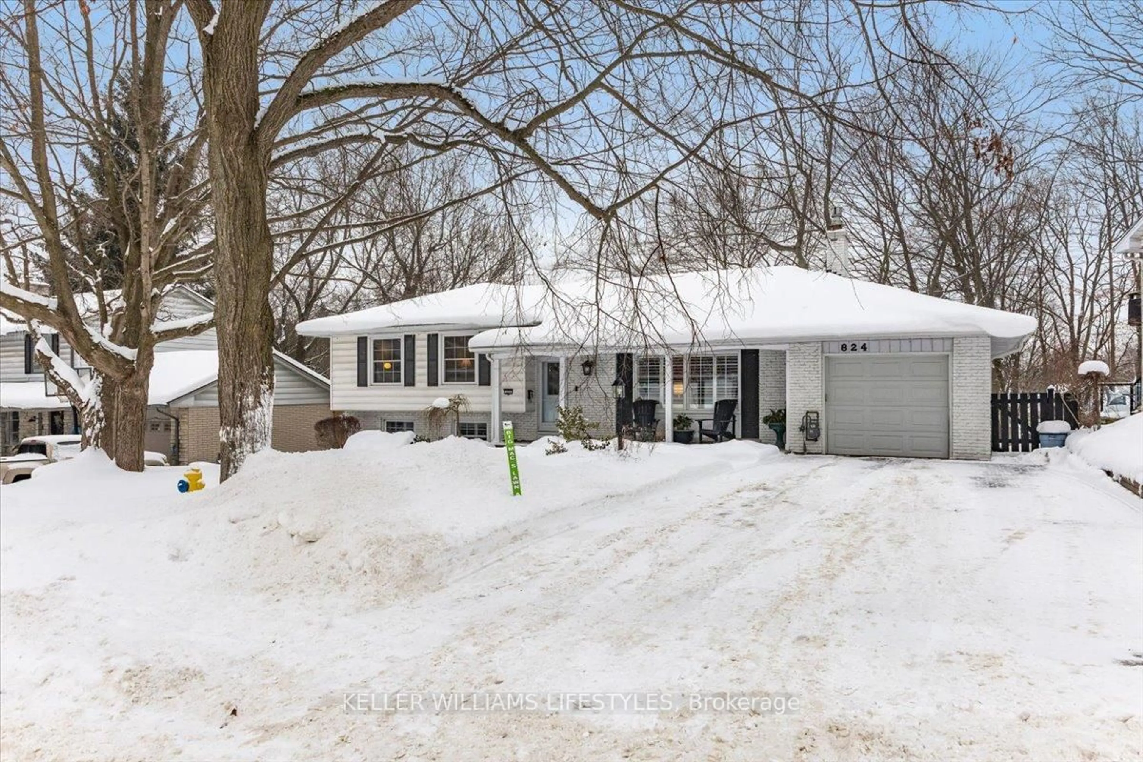 A pic from outside/outdoor area/front of a property/back of a property/a pic from drone, street for 824 Manchester Rd, London North Ontario N6H 4J6