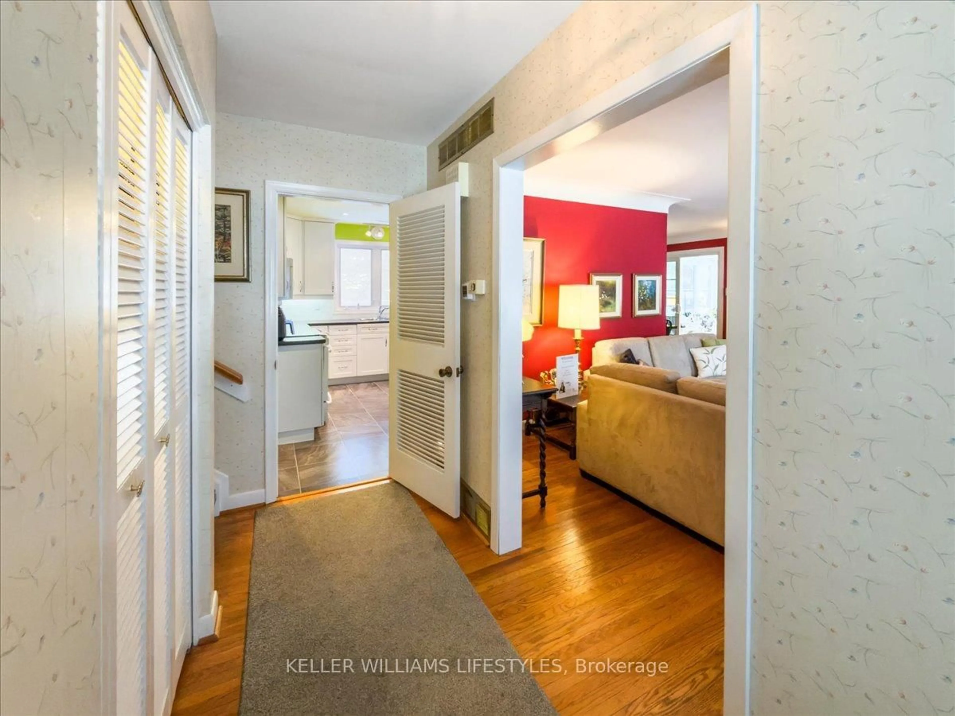 Indoor entryway for 824 Manchester Rd, London North Ontario N6H 4J6