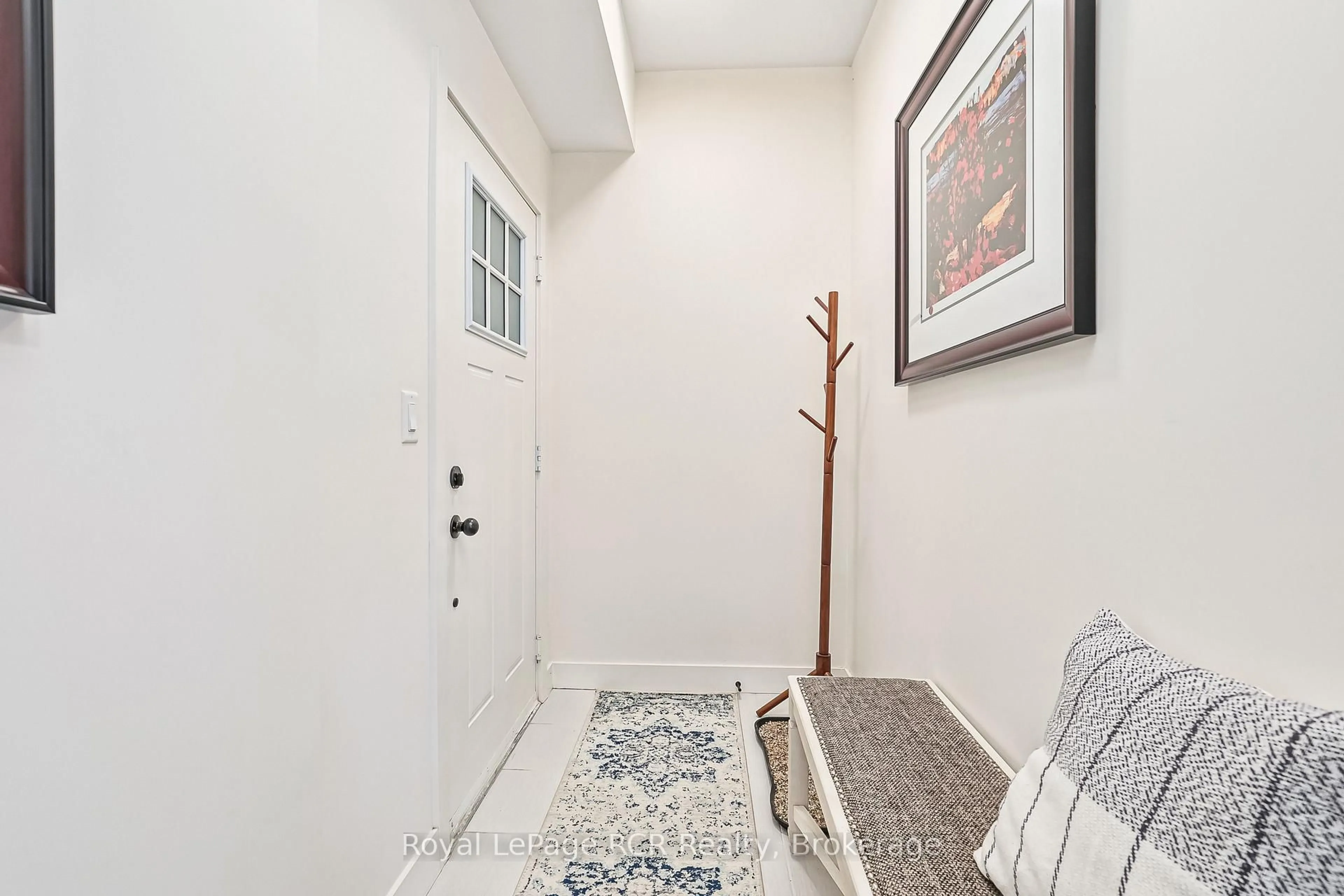 Indoor entryway for 11 Beckwith Lane #102, Blue Mountains Ontario L9Y 0C7