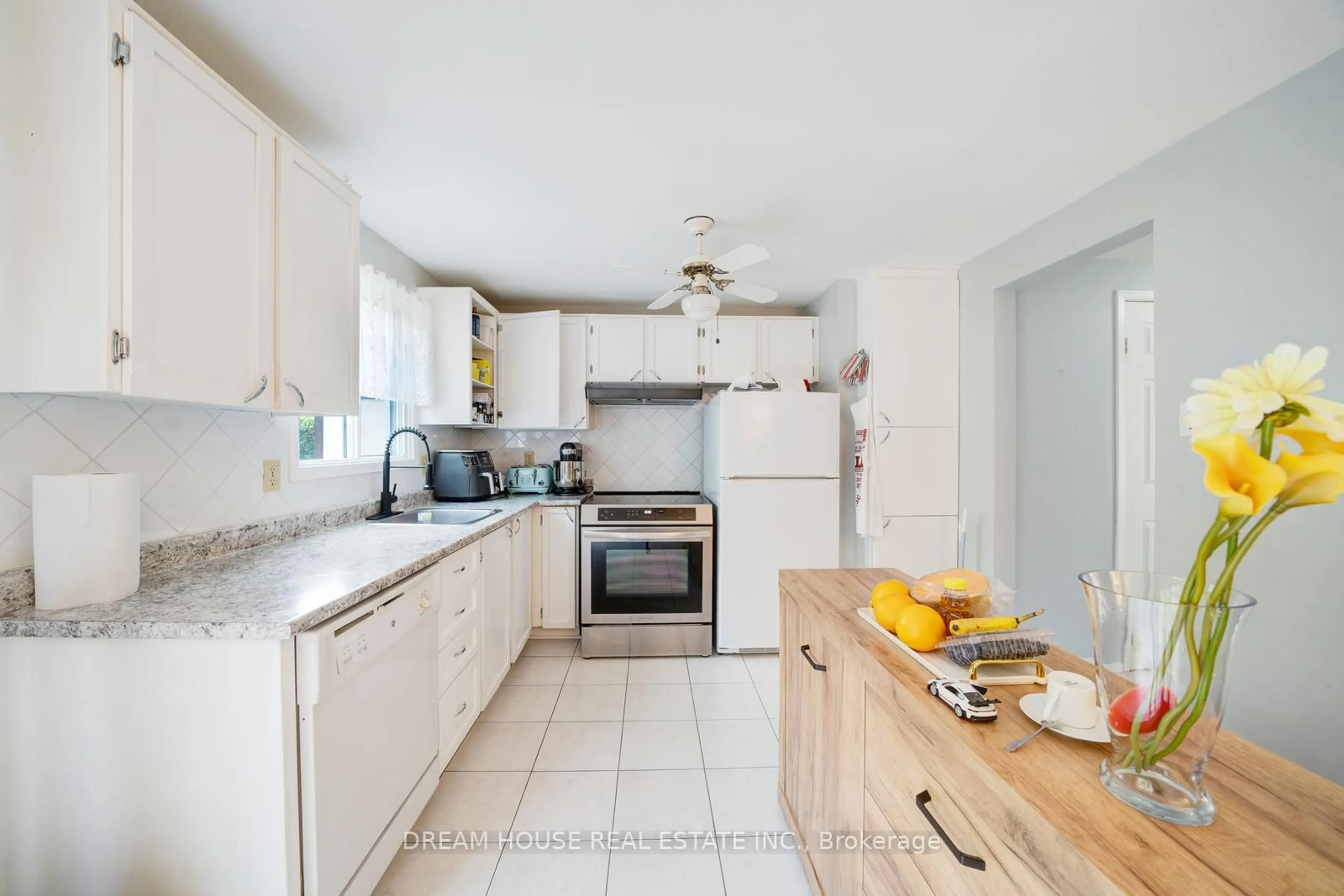 Standard kitchen, unknown for 2048 Walker Ave, Peterborough Ontario K9L 1S1