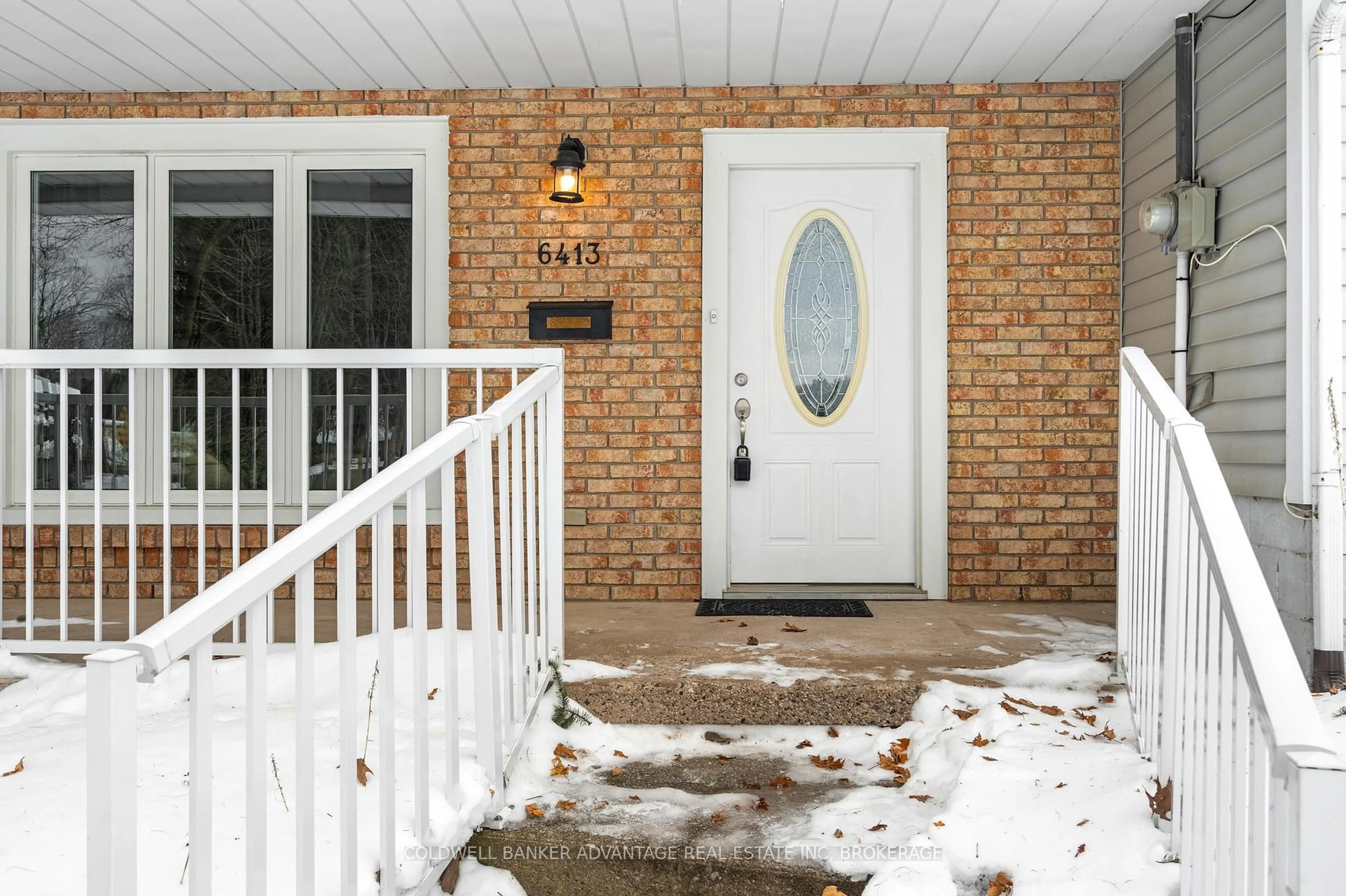 Indoor entryway for 6413 Franklin Ave, Niagara Falls Ontario L2G 4Z6
