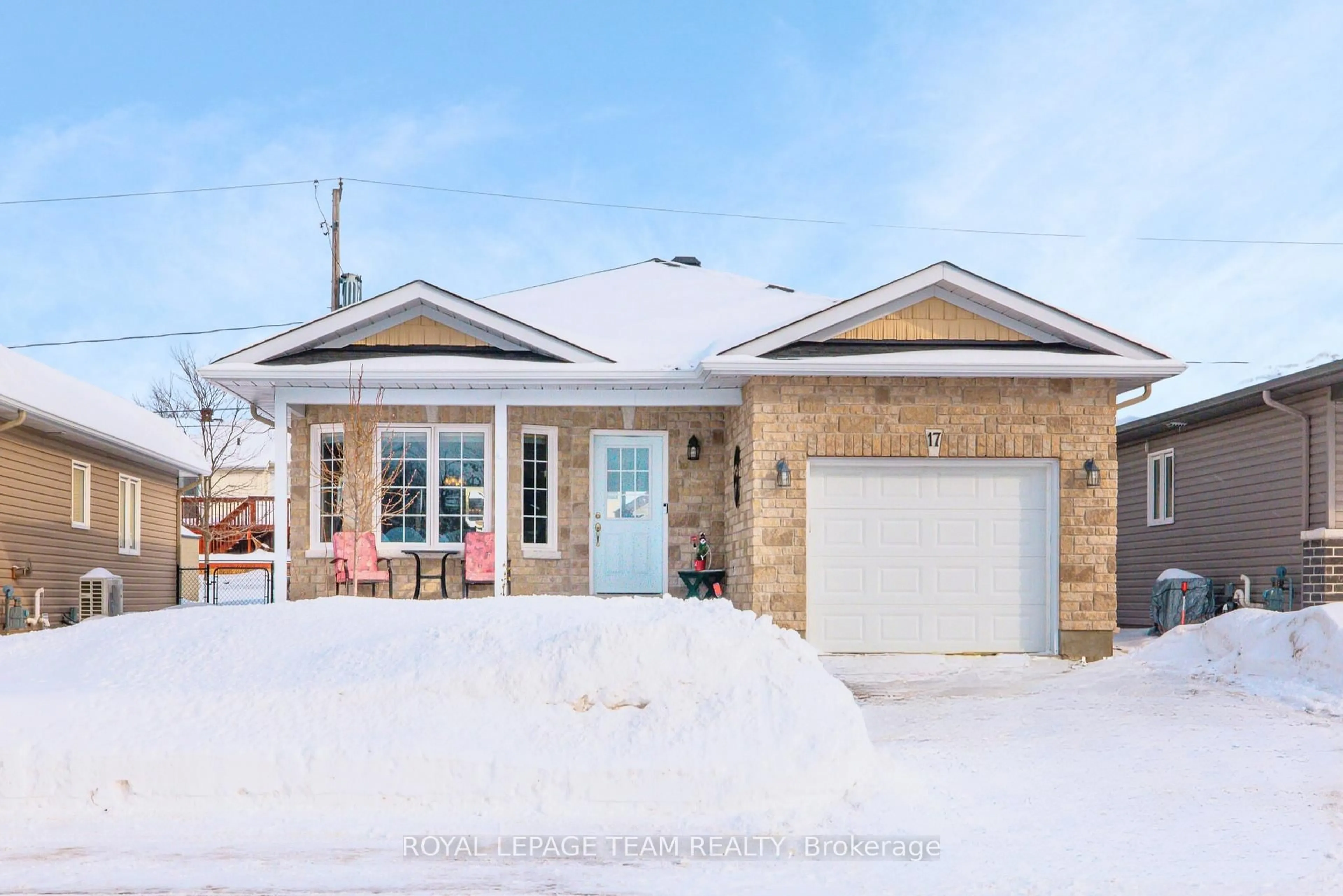 Home with brick exterior material, street for 17 Lee Ave, Smiths Falls Ontario K7A 0A2