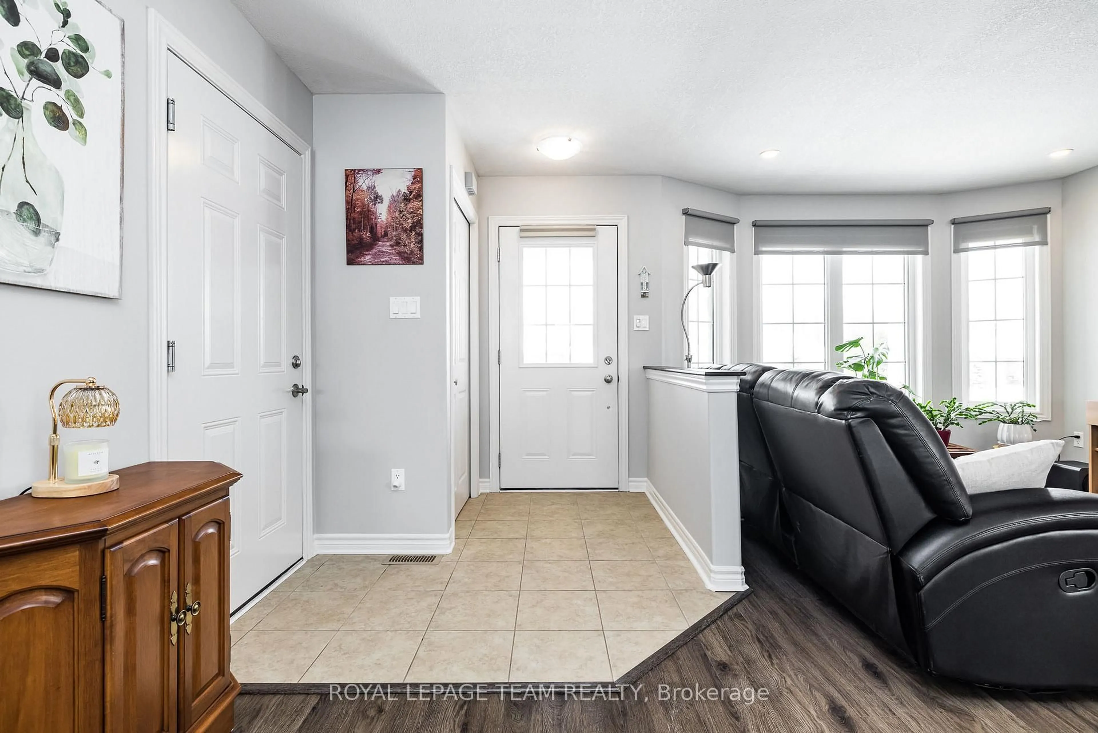 Indoor entryway for 17 Lee Ave, Smiths Falls Ontario K7A 0A2