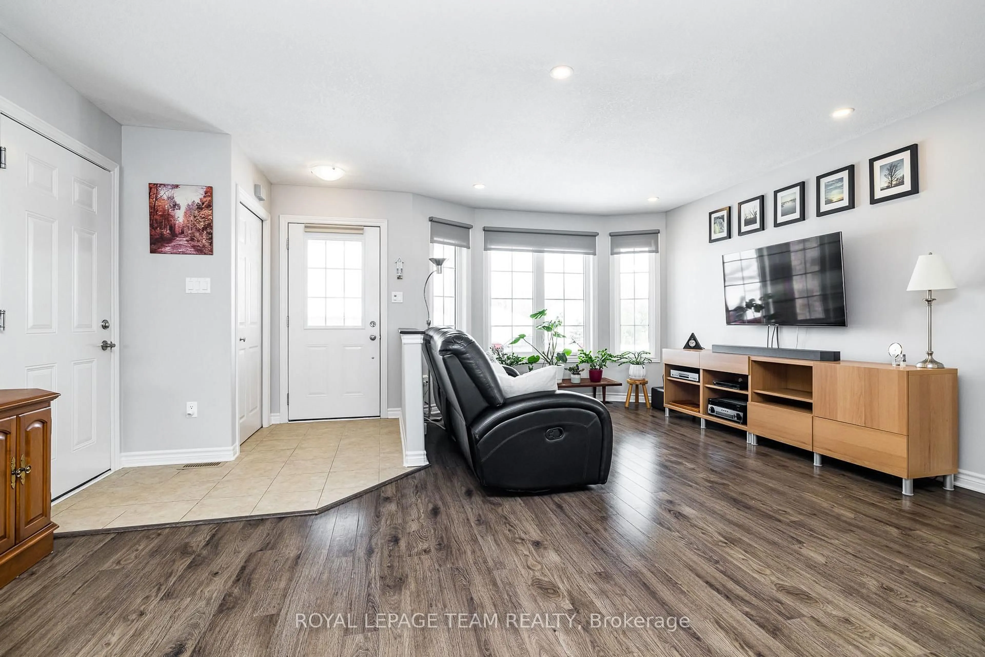 Living room with furniture, wood/laminate floor for 17 Lee Ave, Smiths Falls Ontario K7A 0A2