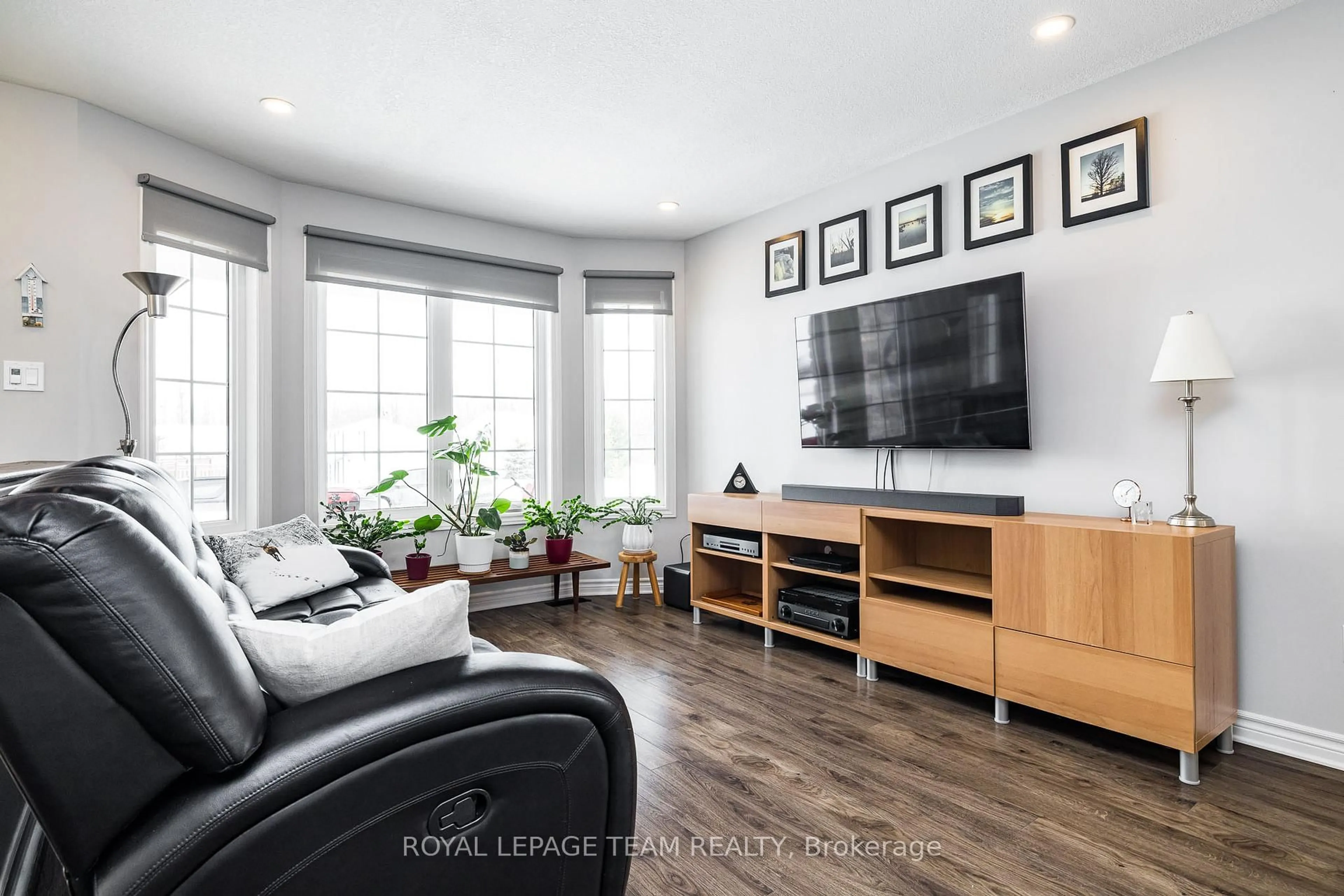 Living room with furniture, wood/laminate floor for 17 Lee Ave, Smiths Falls Ontario K7A 0A2