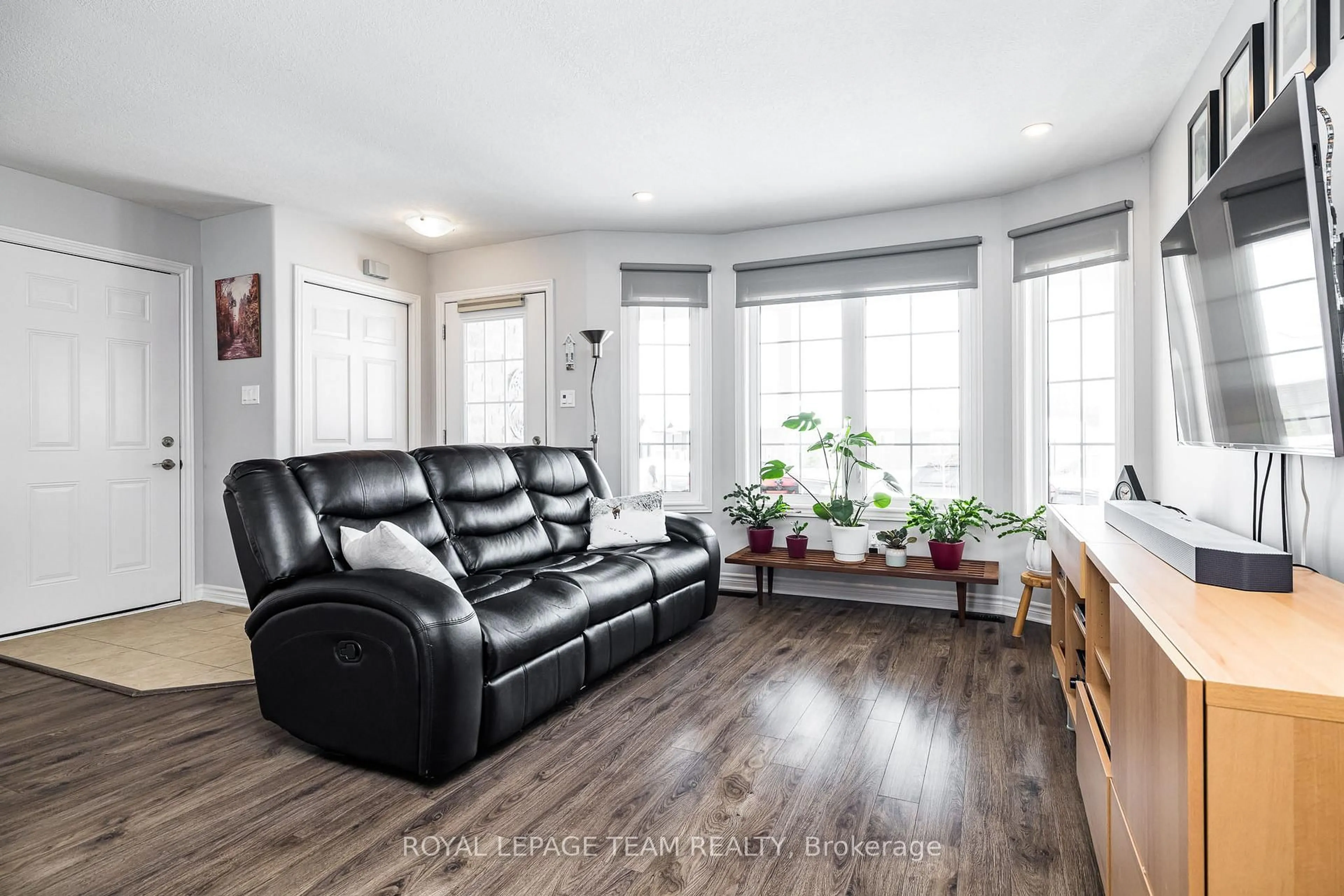 Living room with furniture, wood/laminate floor for 17 Lee Ave, Smiths Falls Ontario K7A 0A2
