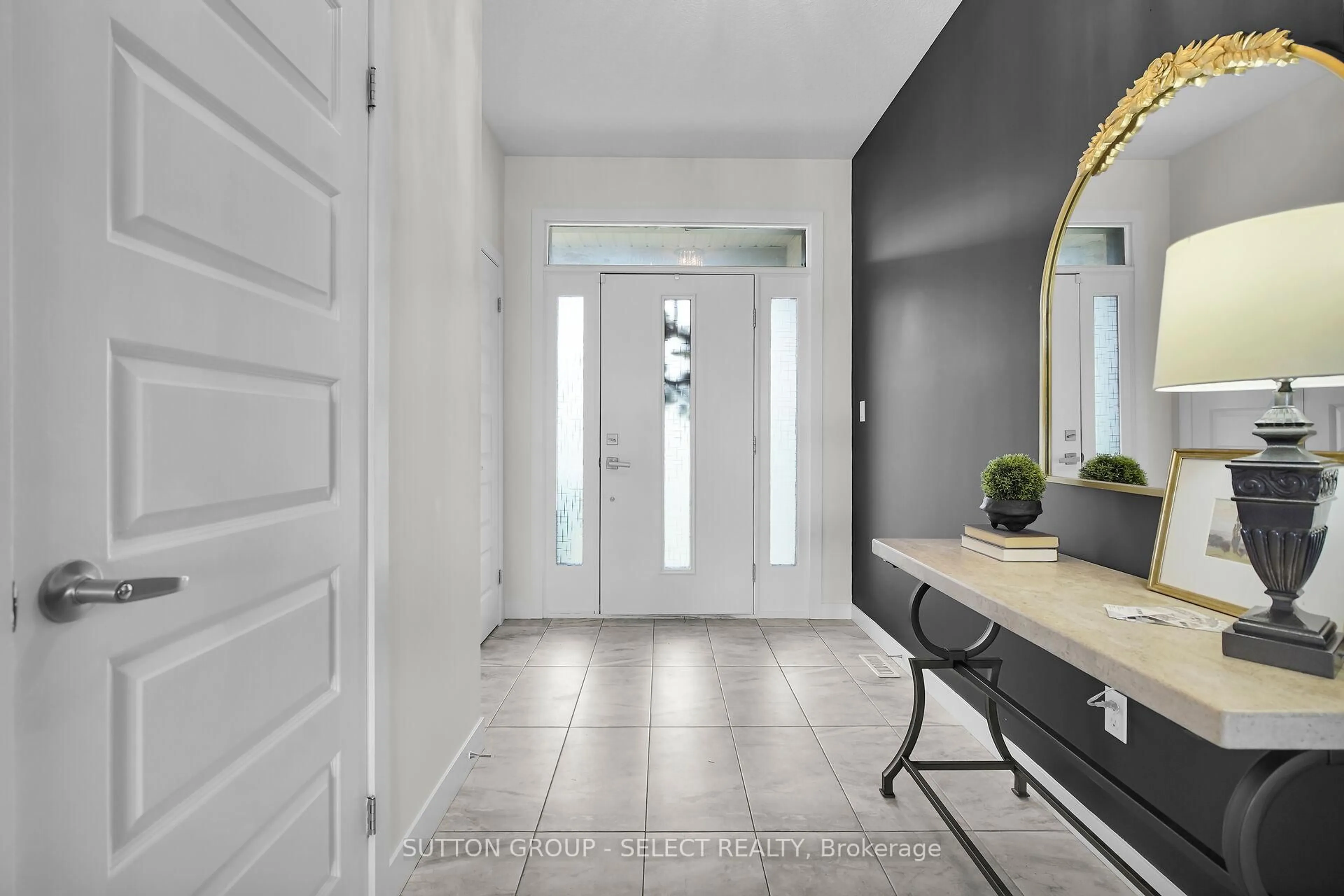 Indoor entryway for 2080 Wateroak Dr, London North Ontario N6G 0P9