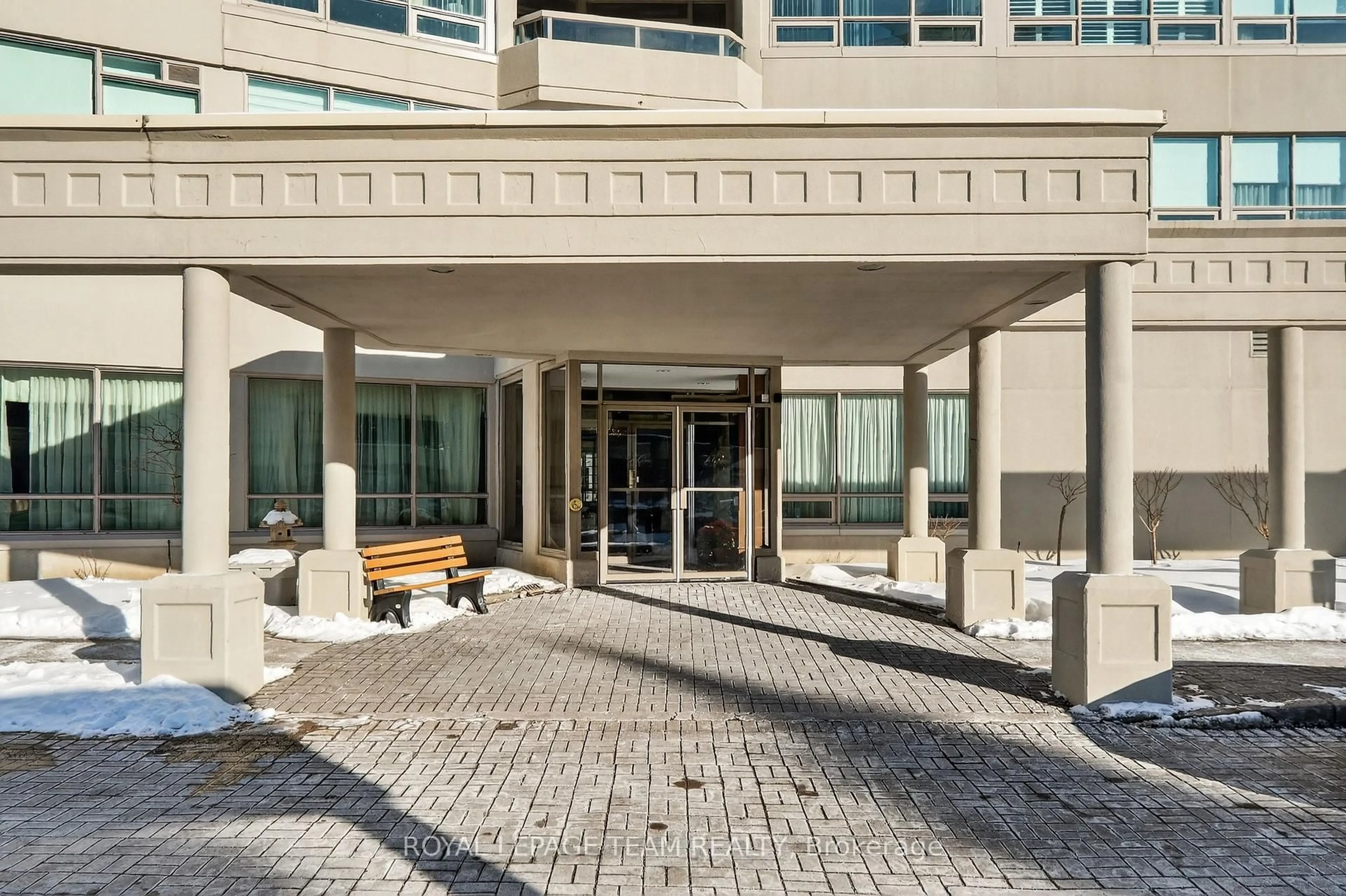 Indoor foyer for 1480 RIVERSIDE Dr #503, Ottawa Ontario K1G 5H2