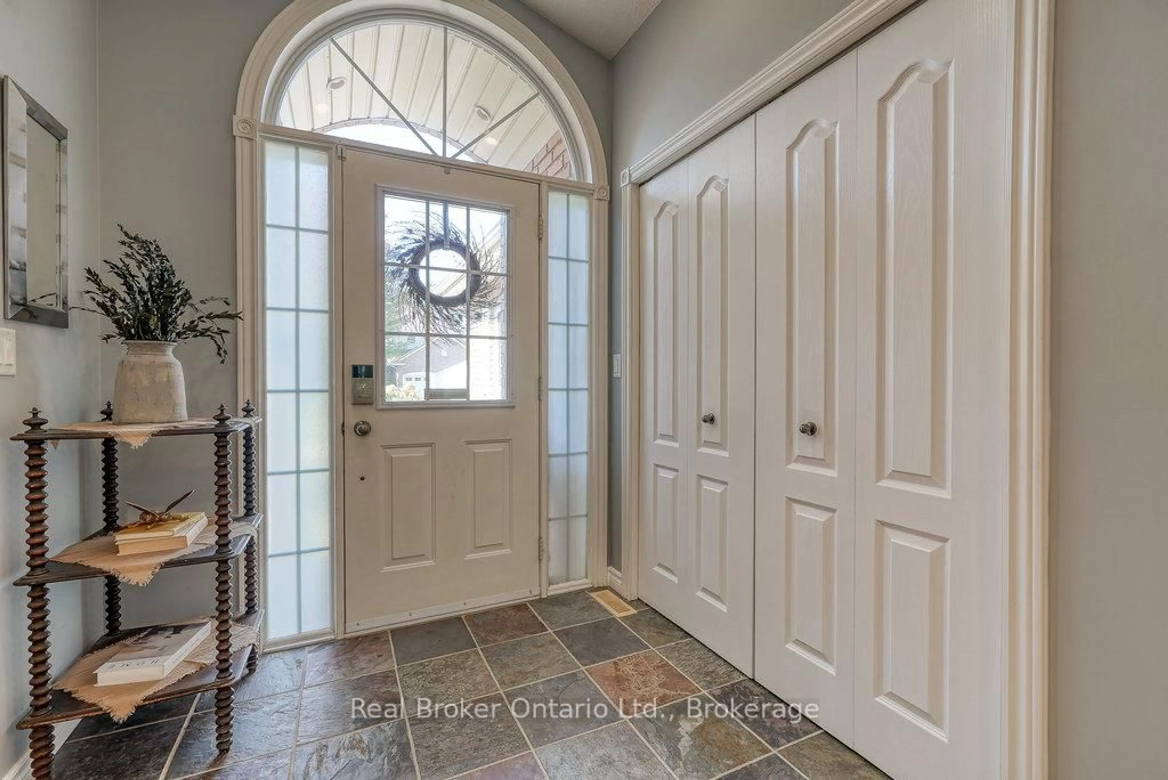 Indoor entryway for 504 Crestwood Crt, Woodstock Ontario N4T 1V3