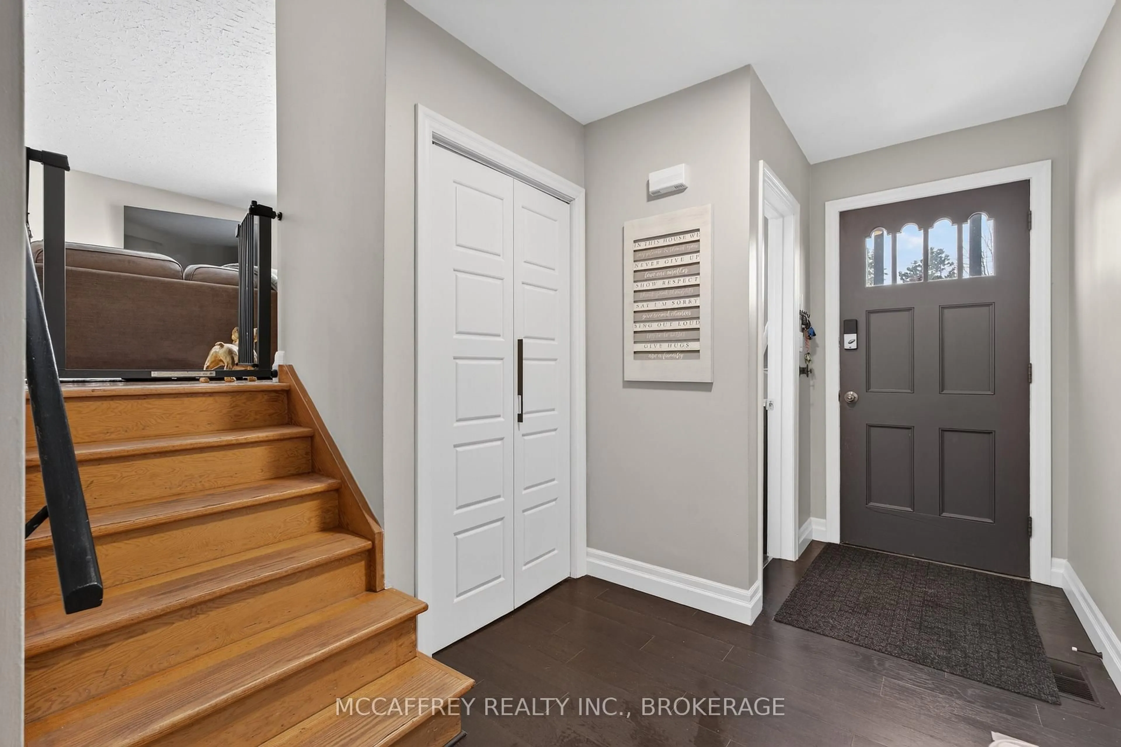 Indoor entryway for 31 Meadowvale Ave, Belleville Ontario K8N 4N7