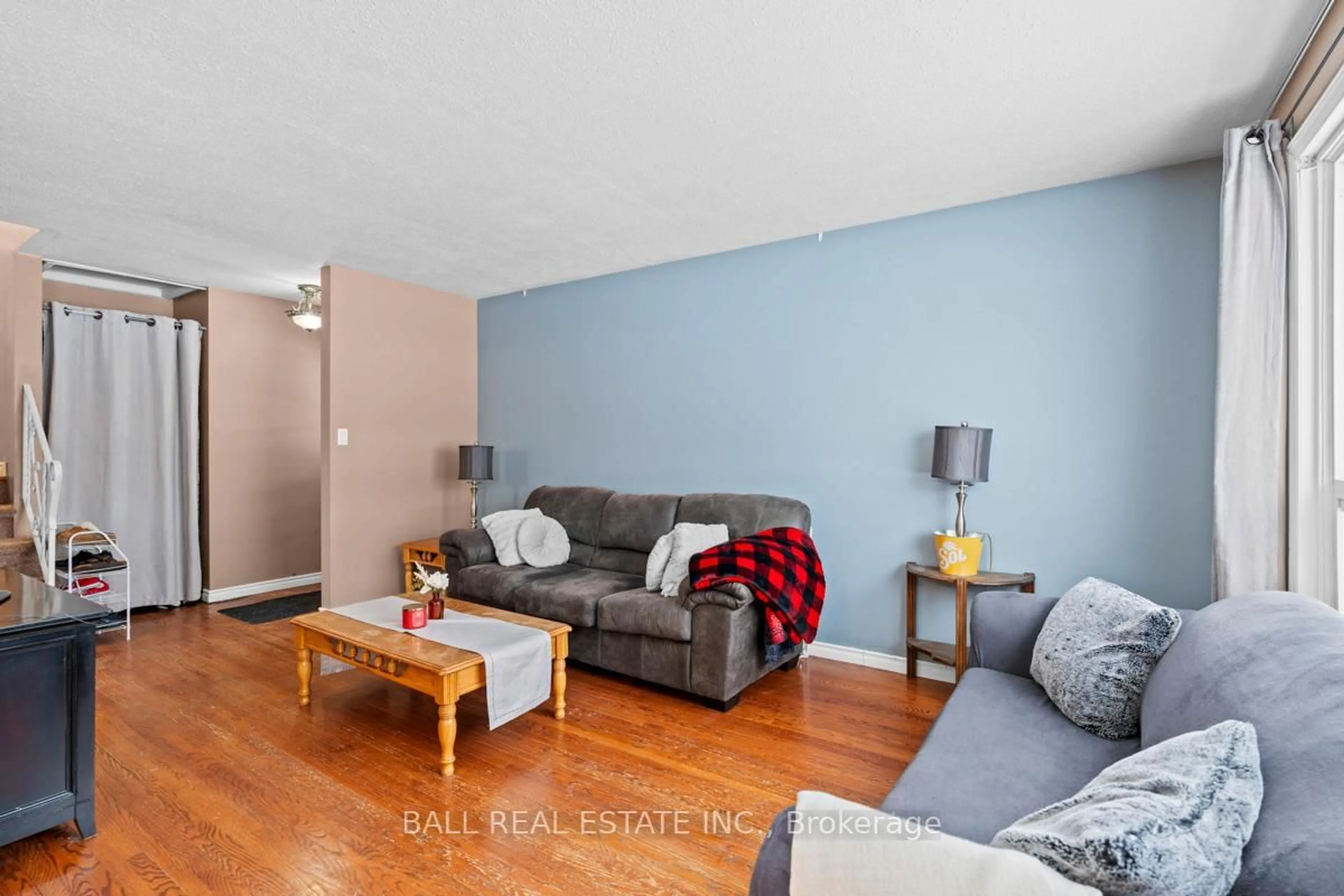 Living room with furniture, wood/laminate floor for 255 Woodward Ave, Selwyn Ontario K9L 1K1