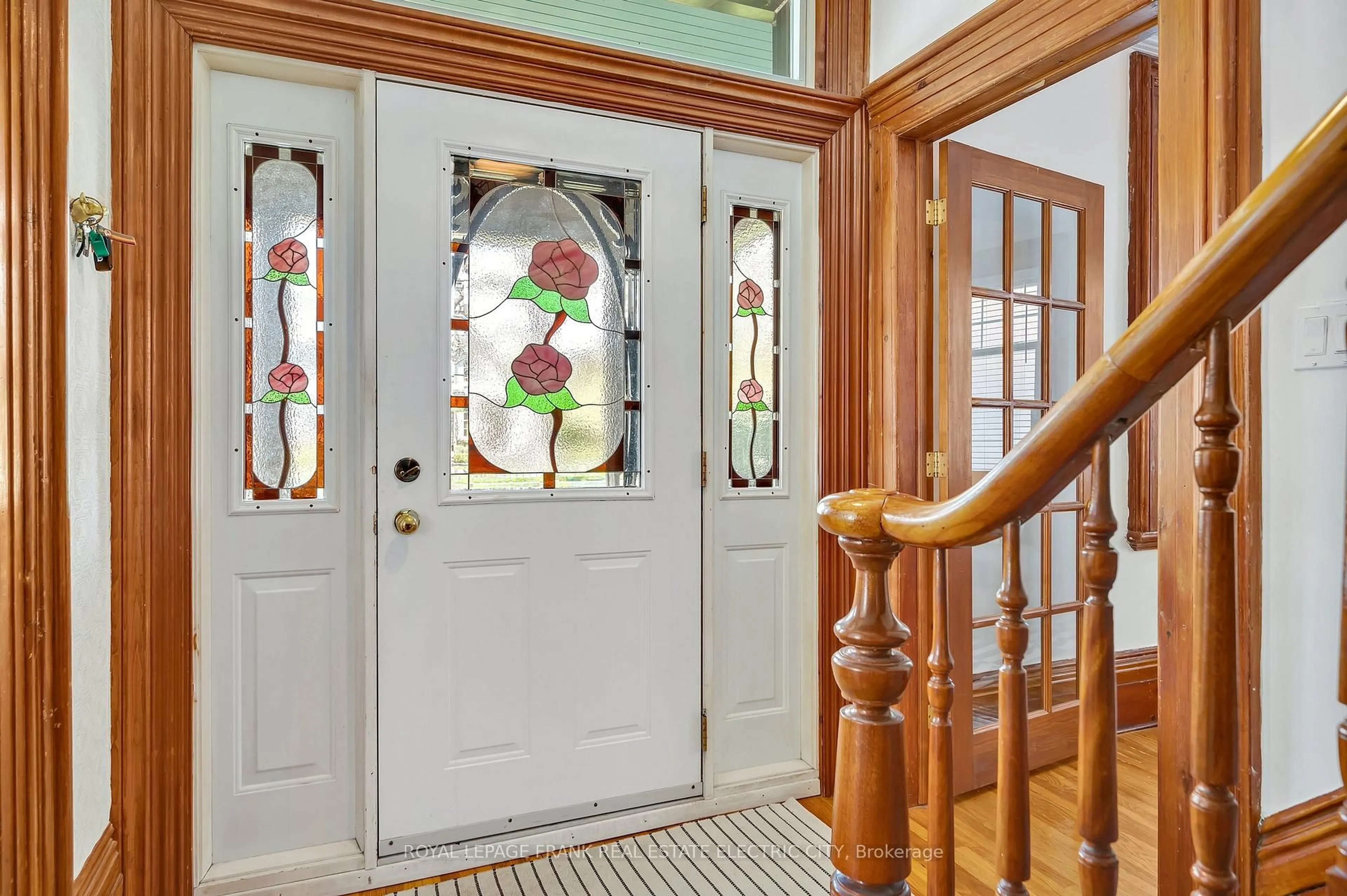 Indoor entryway for 551 Weller St, Peterborough Ontario K9H 2N9