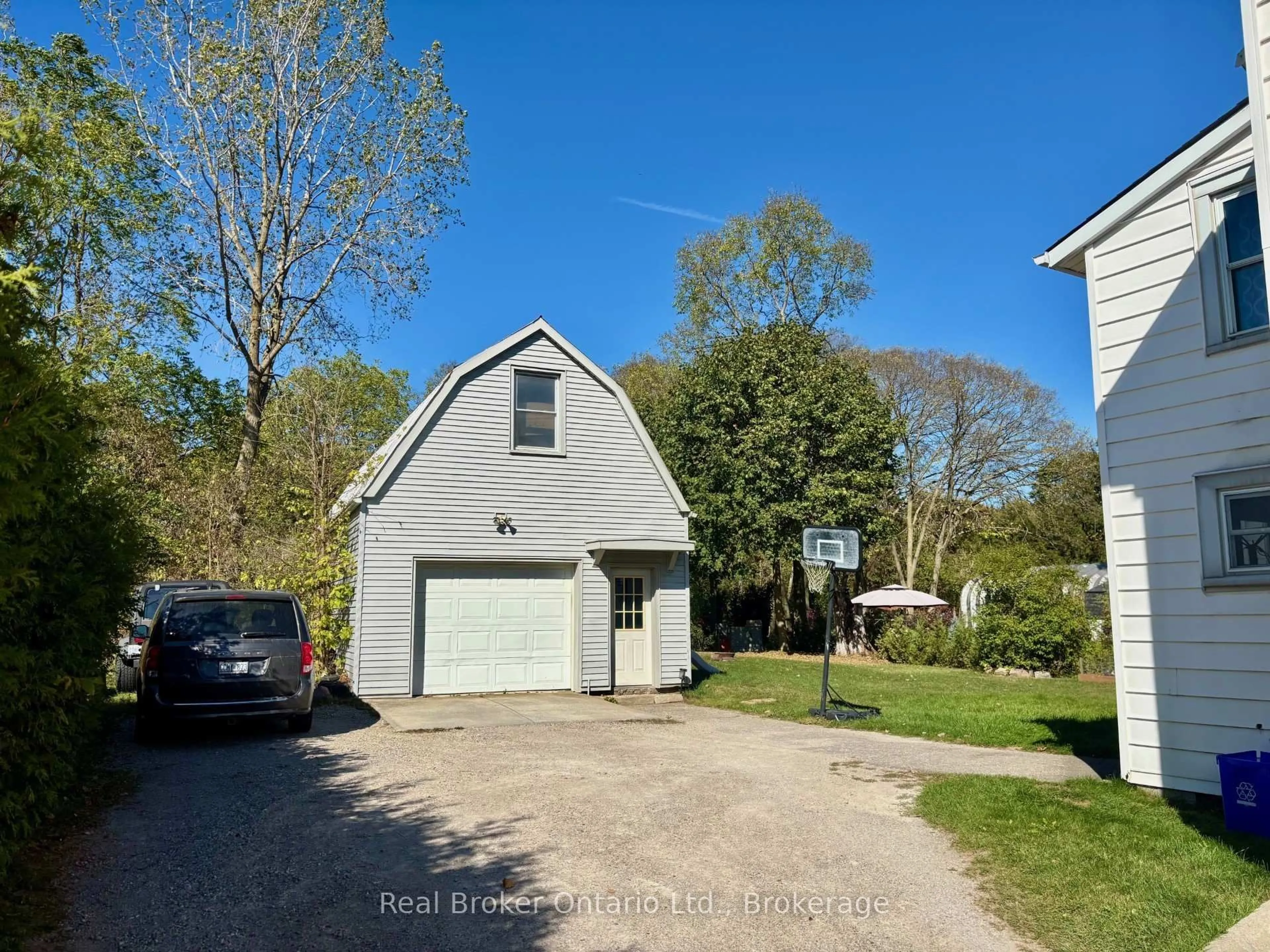 A pic from outside/outdoor area/front of a property/back of a property/a pic from drone, street for 208 Victoria St, Ingersoll Ontario N5C 2N1