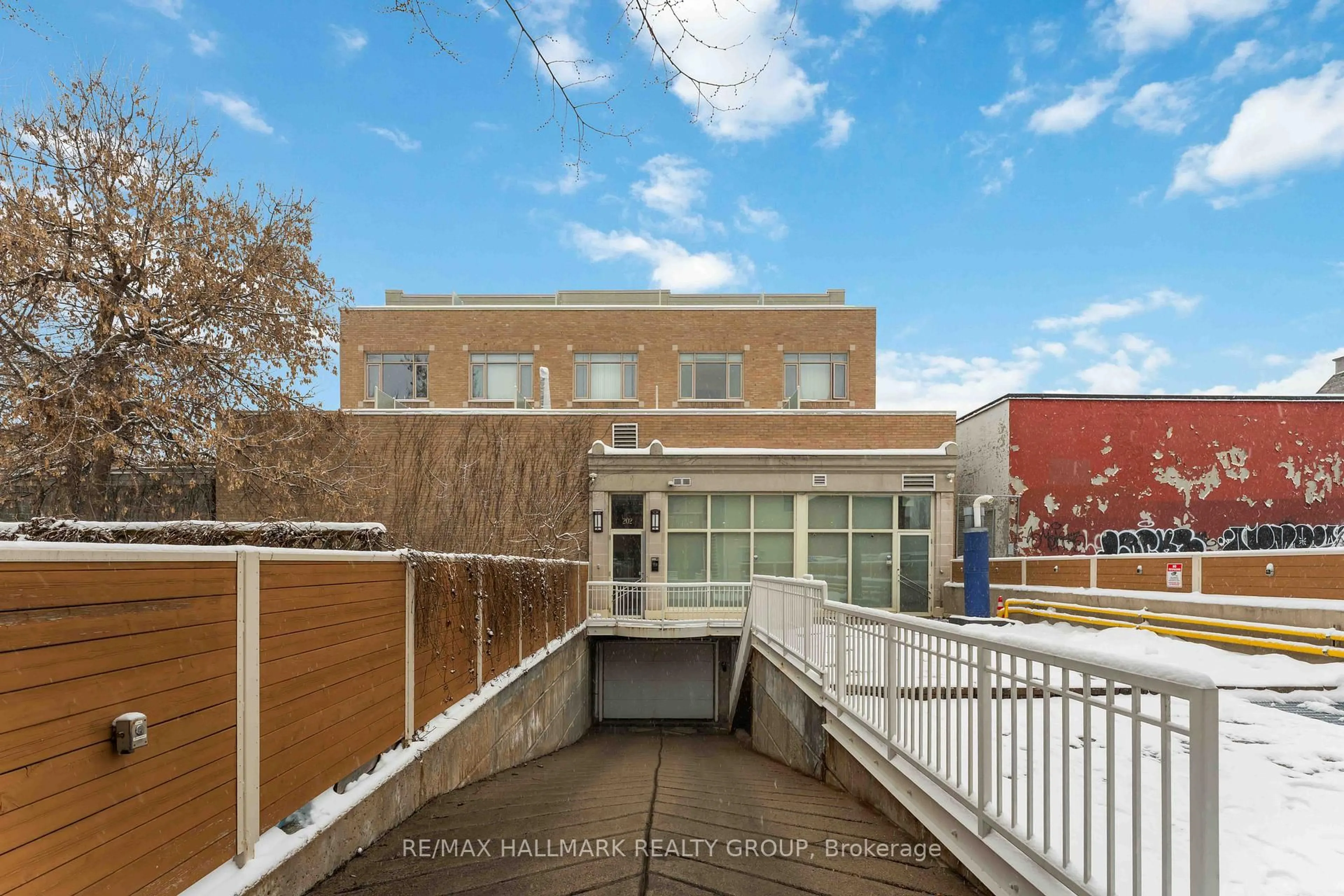 A pic from outside/outdoor area/front of a property/back of a property/a pic from drone, building for 202 St Patrick St #15, Ottawa Ontario K1N 5K3