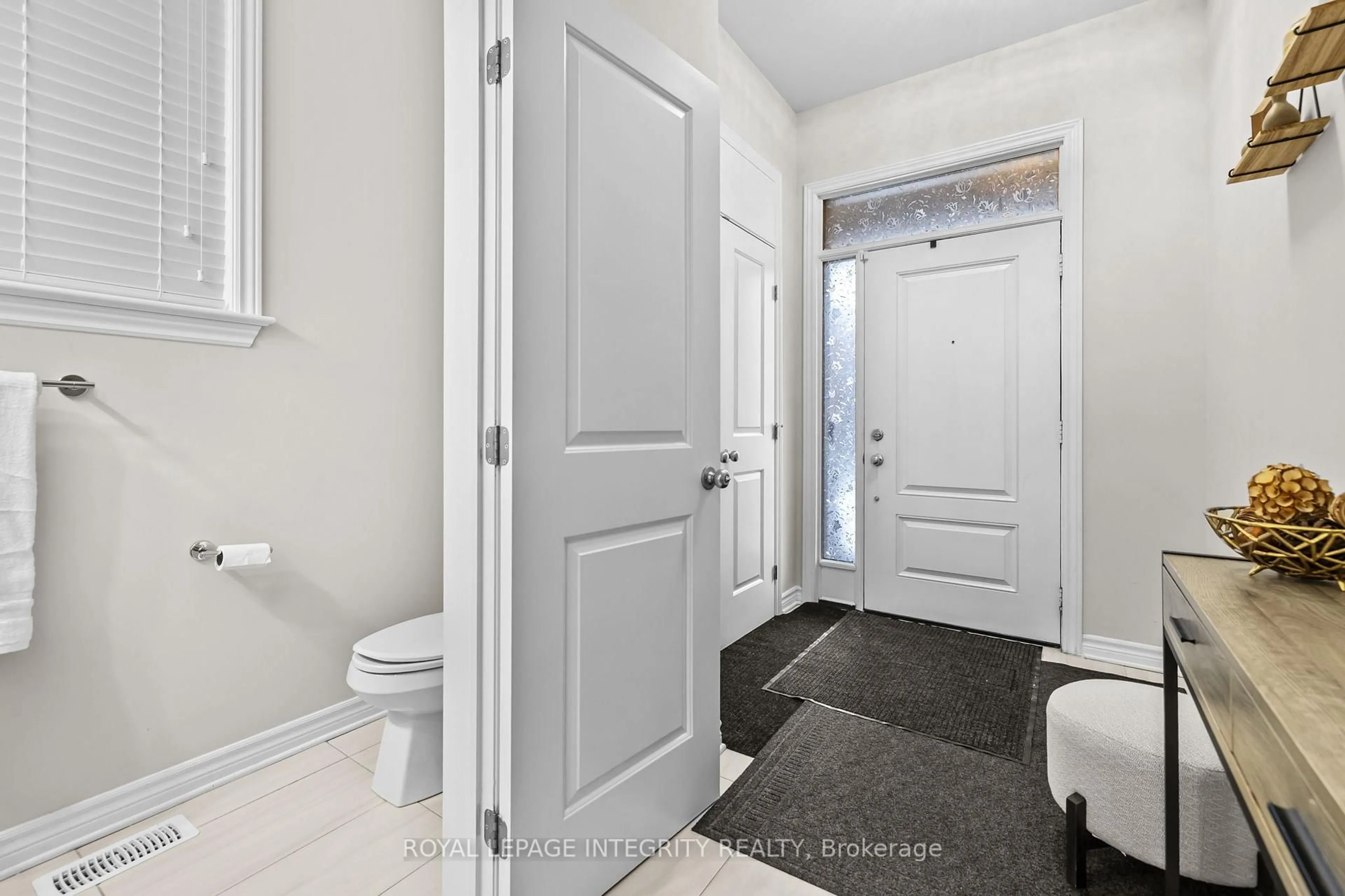 Indoor entryway for 103 Nepeta Cres, Ottawa Ontario K1T 0S5