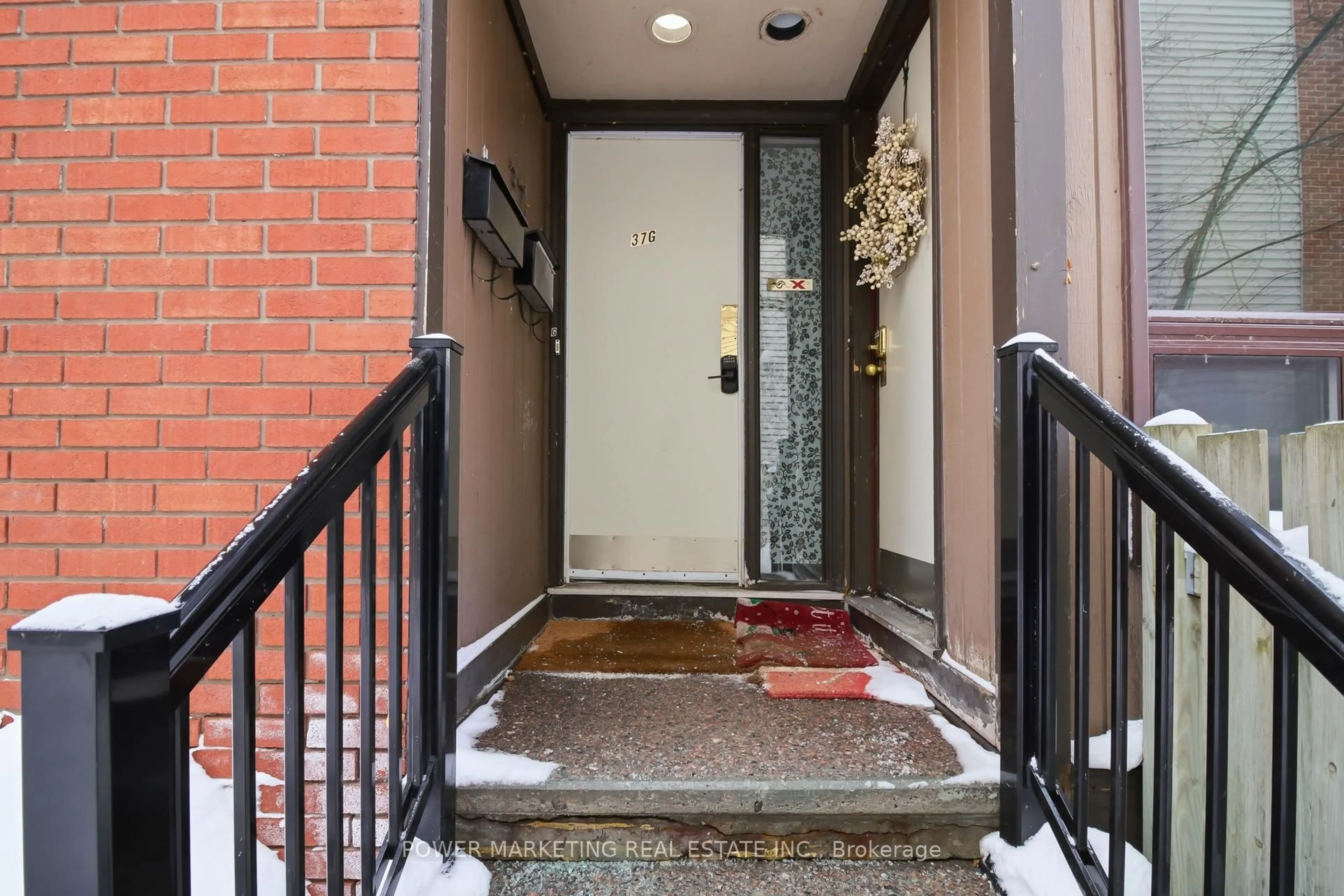 Indoor foyer for 37G ROBINSON Ave, Ottawa Ontario K1N 8N8