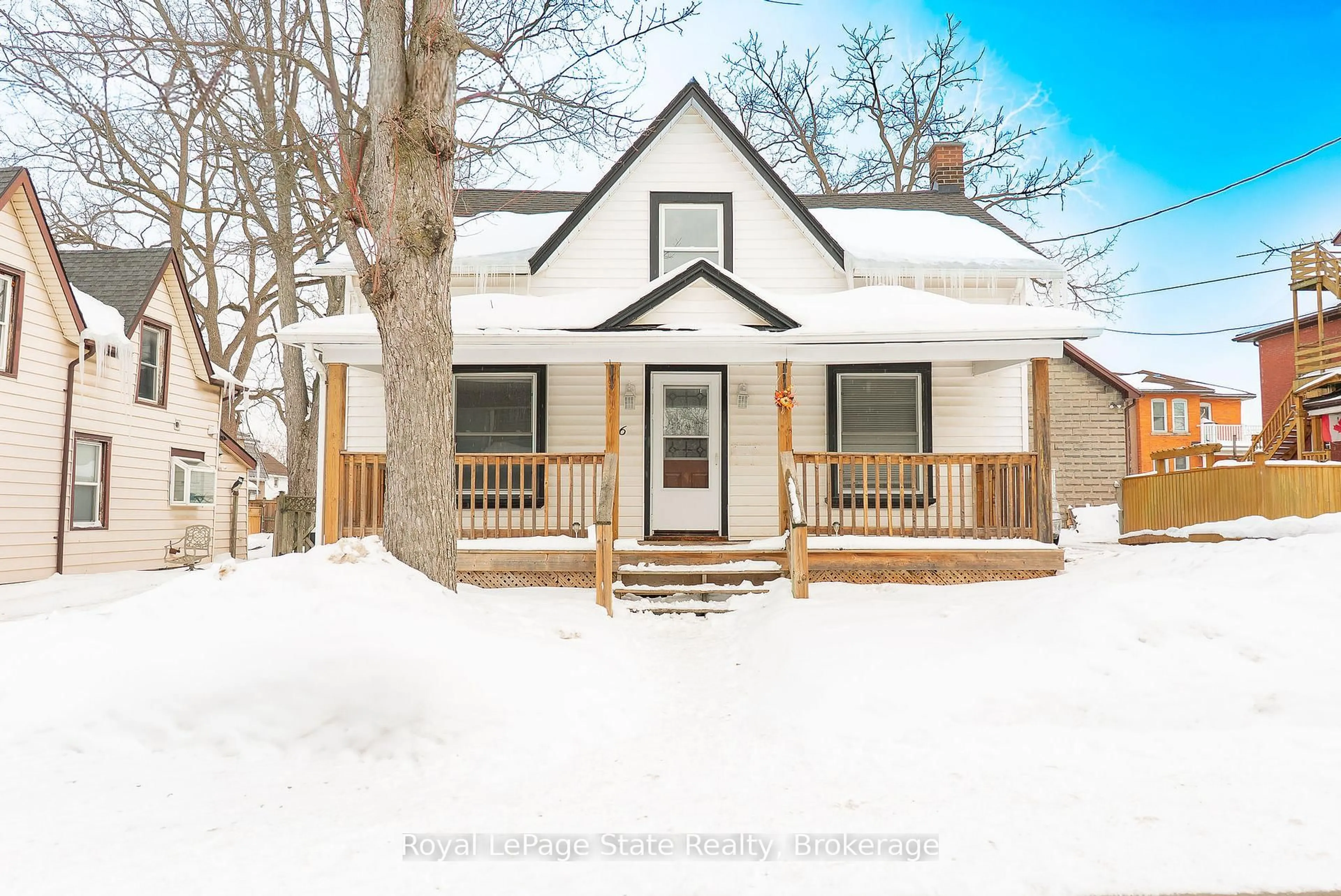 Home with vinyl exterior material, street for 16 Franklin St, Welland Ontario L3C 1R7