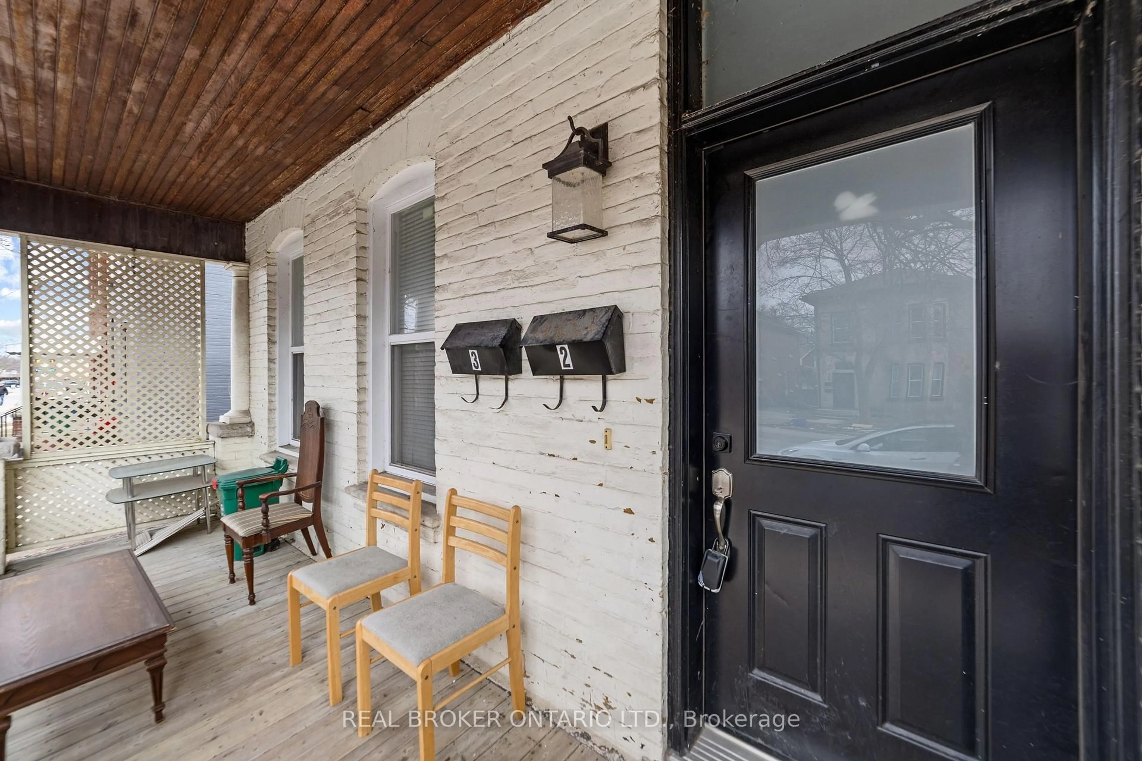 Indoor entryway for 127 West St, Brantford Ontario N3T 3G2