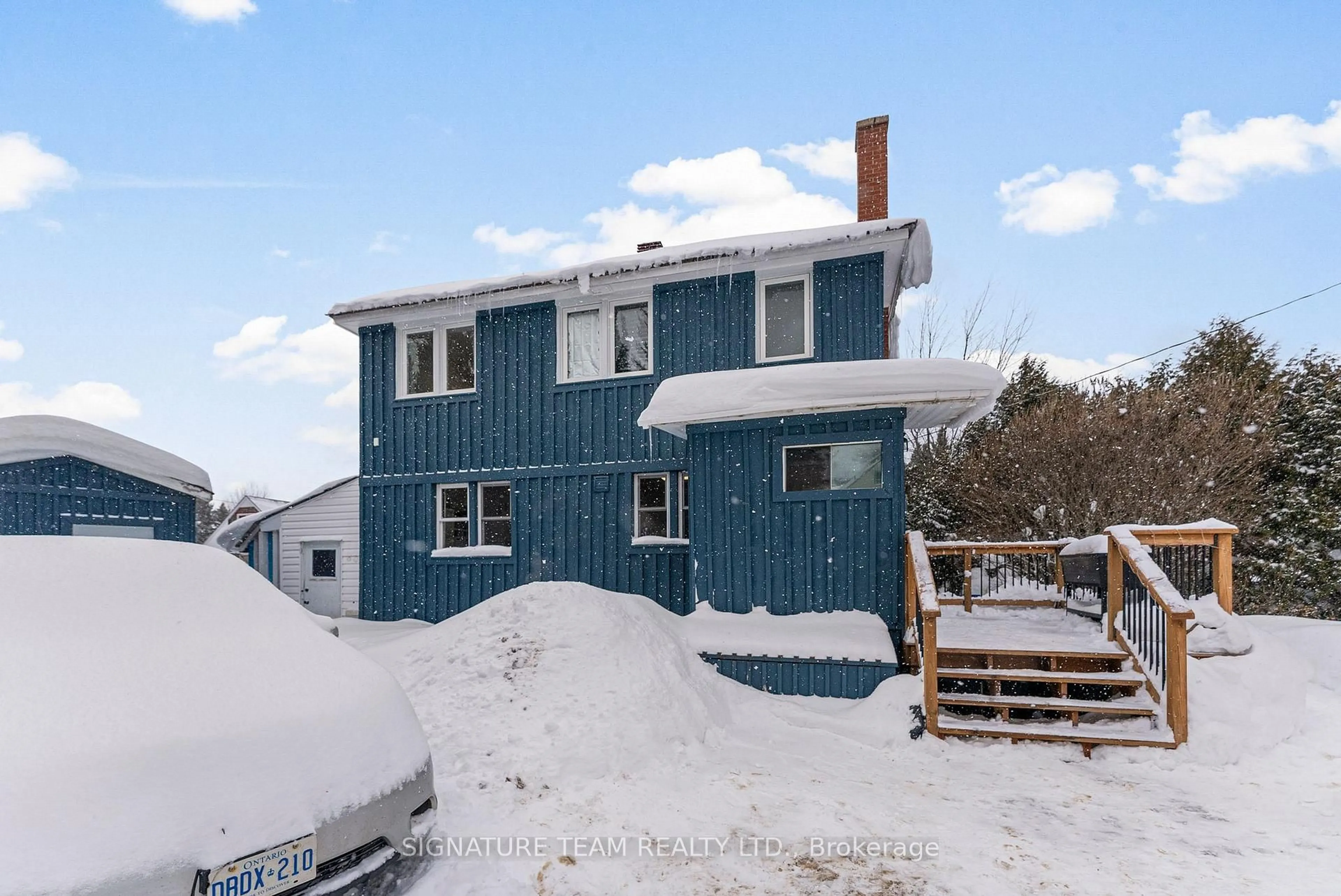 A pic from outside/outdoor area/front of a property/back of a property/a pic from drone, building for 60 SEBASTOPOL Dr, Foymount Ontario K0J 1W0