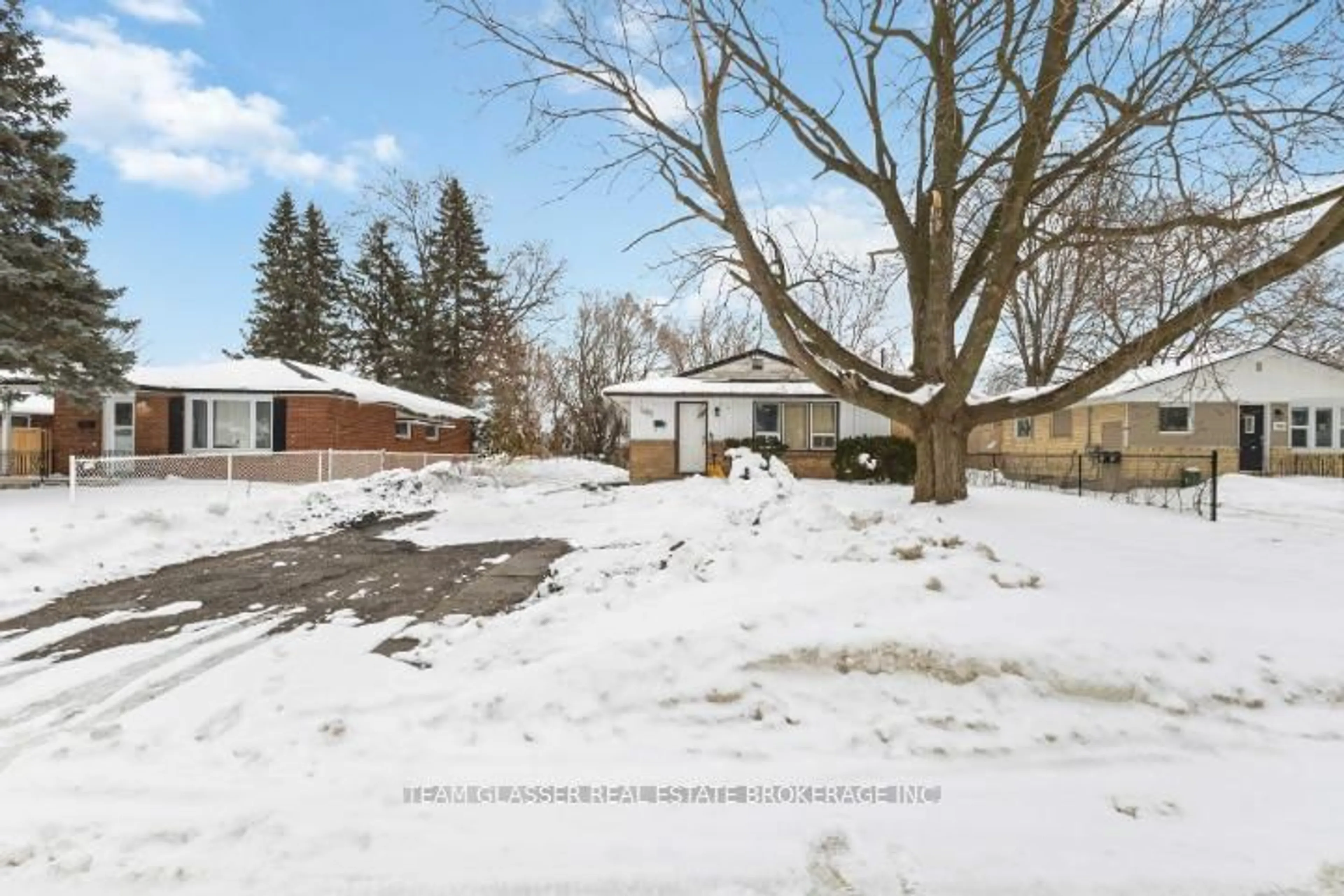 A pic from outside/outdoor area/front of a property/back of a property/a pic from drone, street for 1563 Dale St, London East Ontario N5V 1Y1