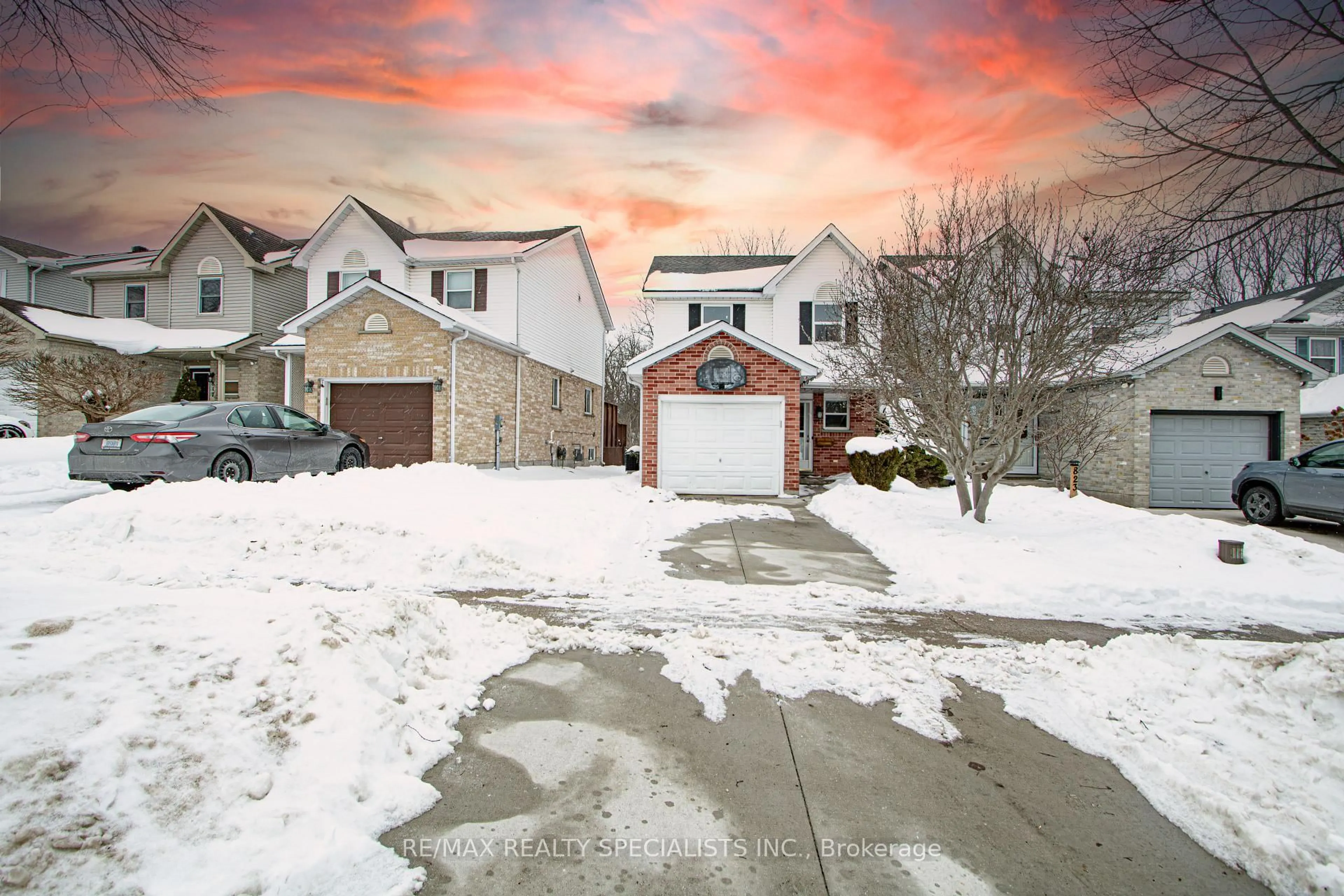 A pic from outside/outdoor area/front of a property/back of a property/a pic from drone, street for 821 Deveron Cres, London South Ontario N5Z 5B4