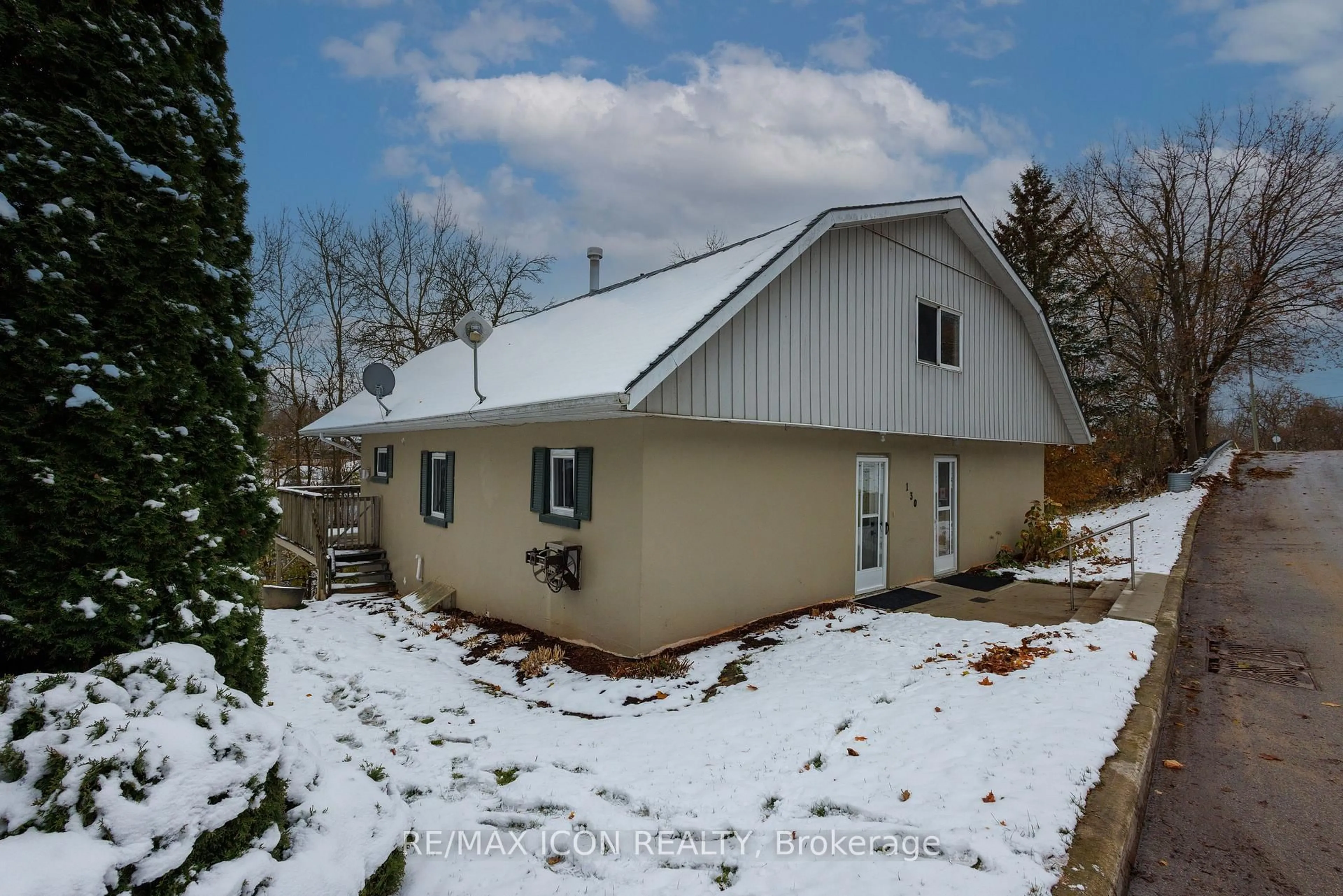 A pic from outside/outdoor area/front of a property/back of a property/a pic from drone, building for 130 North Water St, Wellington North Ontario N0G 2L3