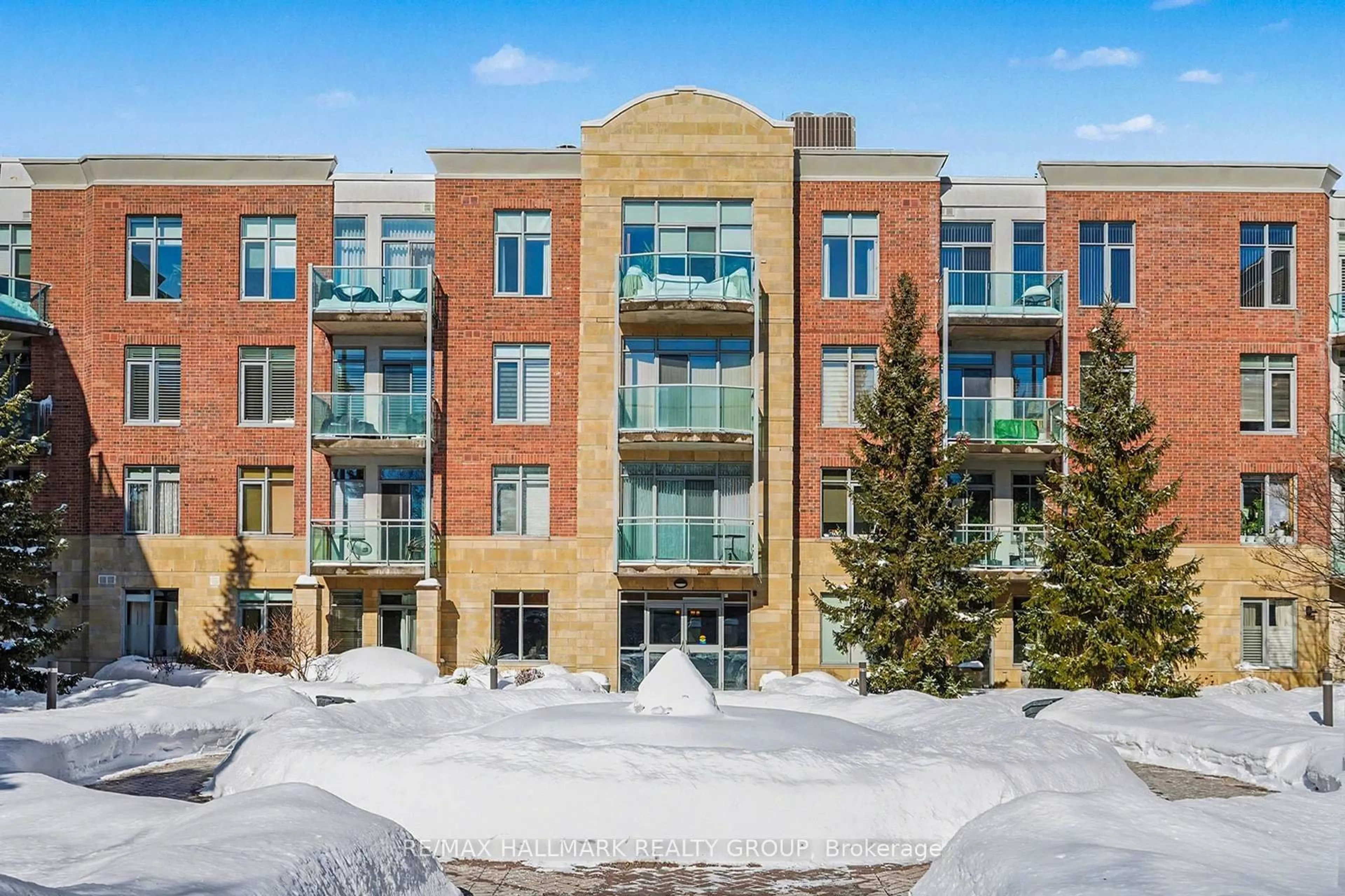 A pic from outside/outdoor area/front of a property/back of a property/a pic from drone, building for 205 Bolton St #315, Ottawa Ontario K1N 1K7