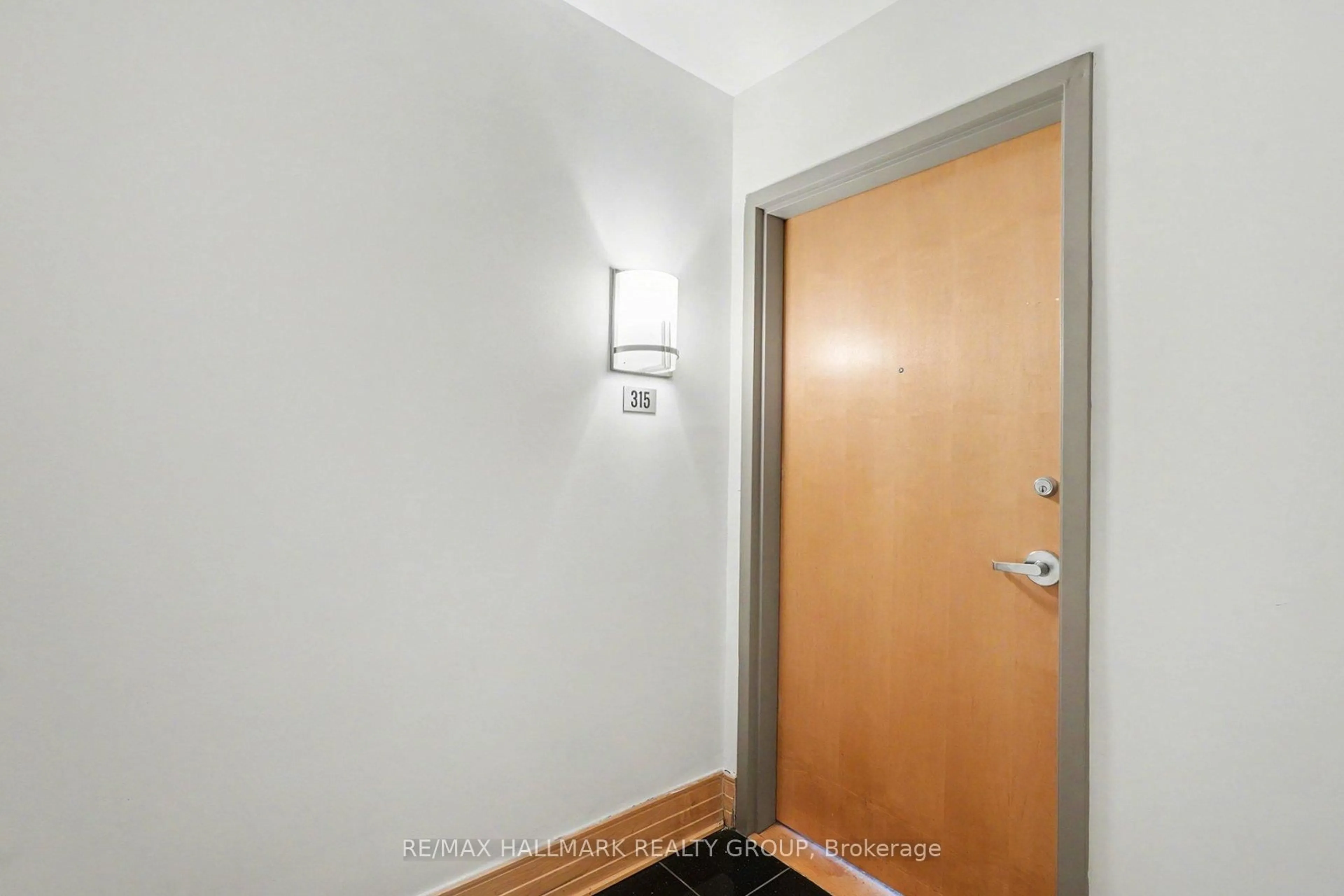 Indoor entryway for 205 Bolton St #315, Ottawa Ontario K1N 1K7