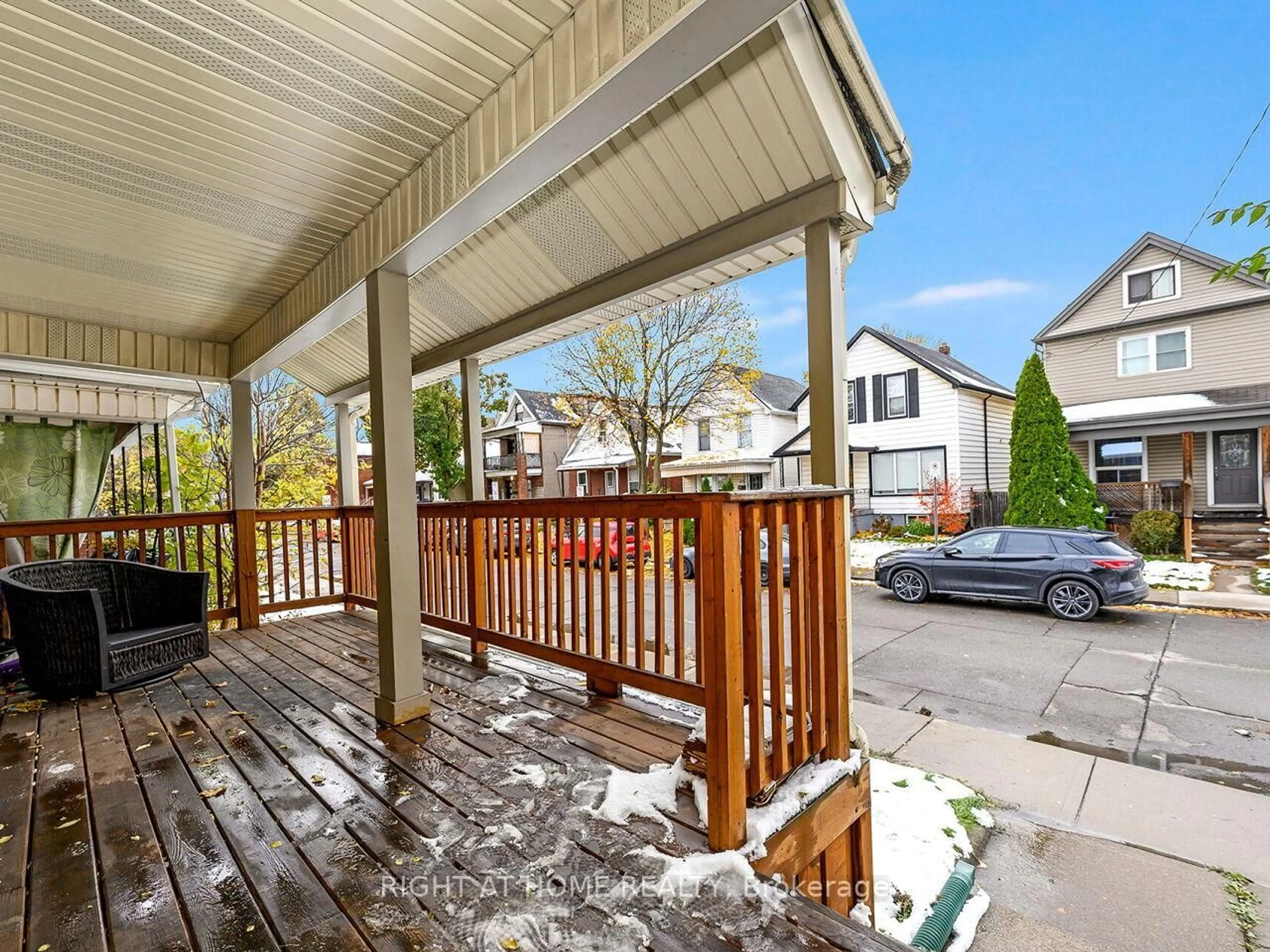 Patio, street for 180 Rosslyn Ave, Hamilton Ontario L8L 7P7