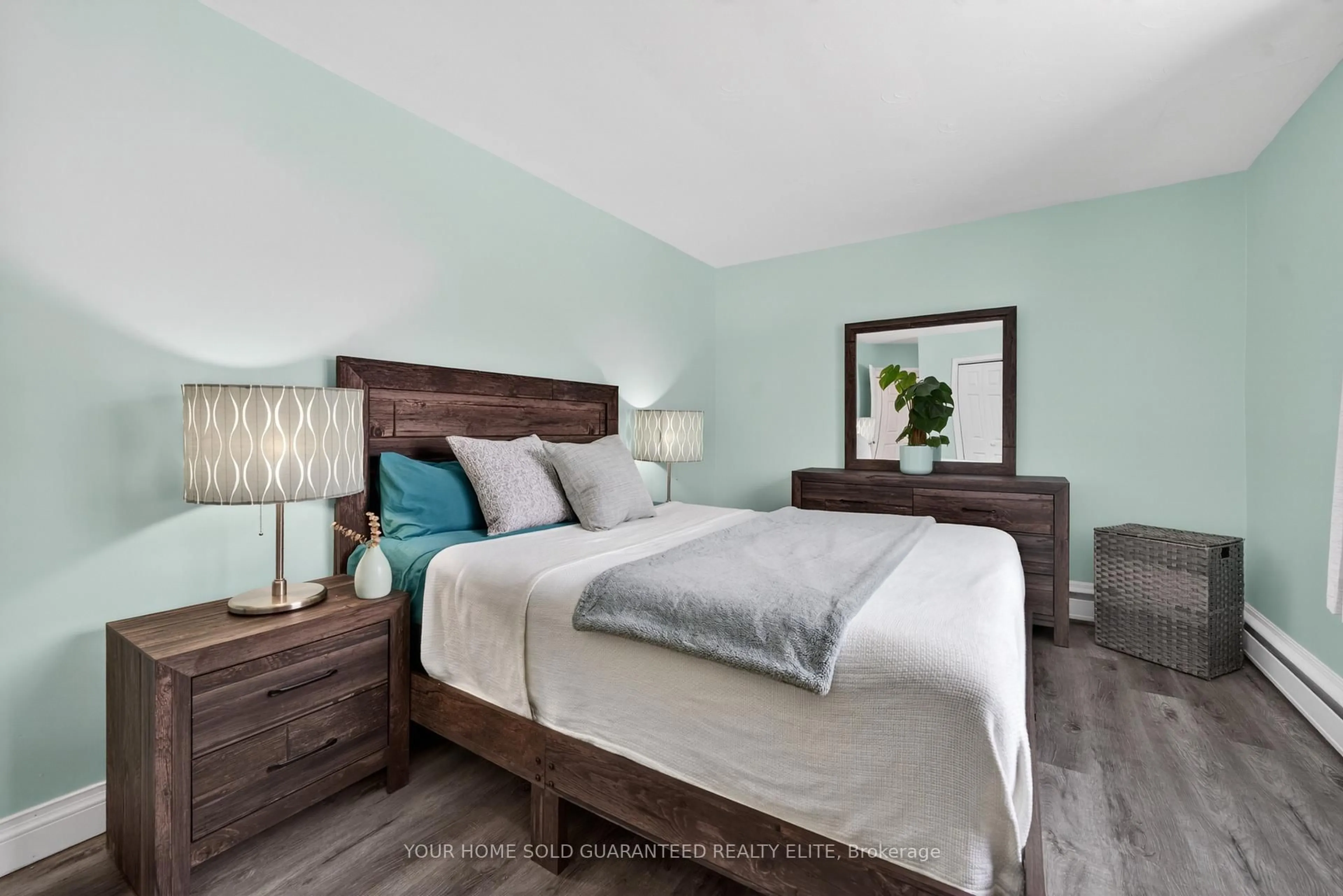 Bedroom with bed, wood/laminate floor for 456 Carlton St #10, St. Catharines Ontario L2M 4X1