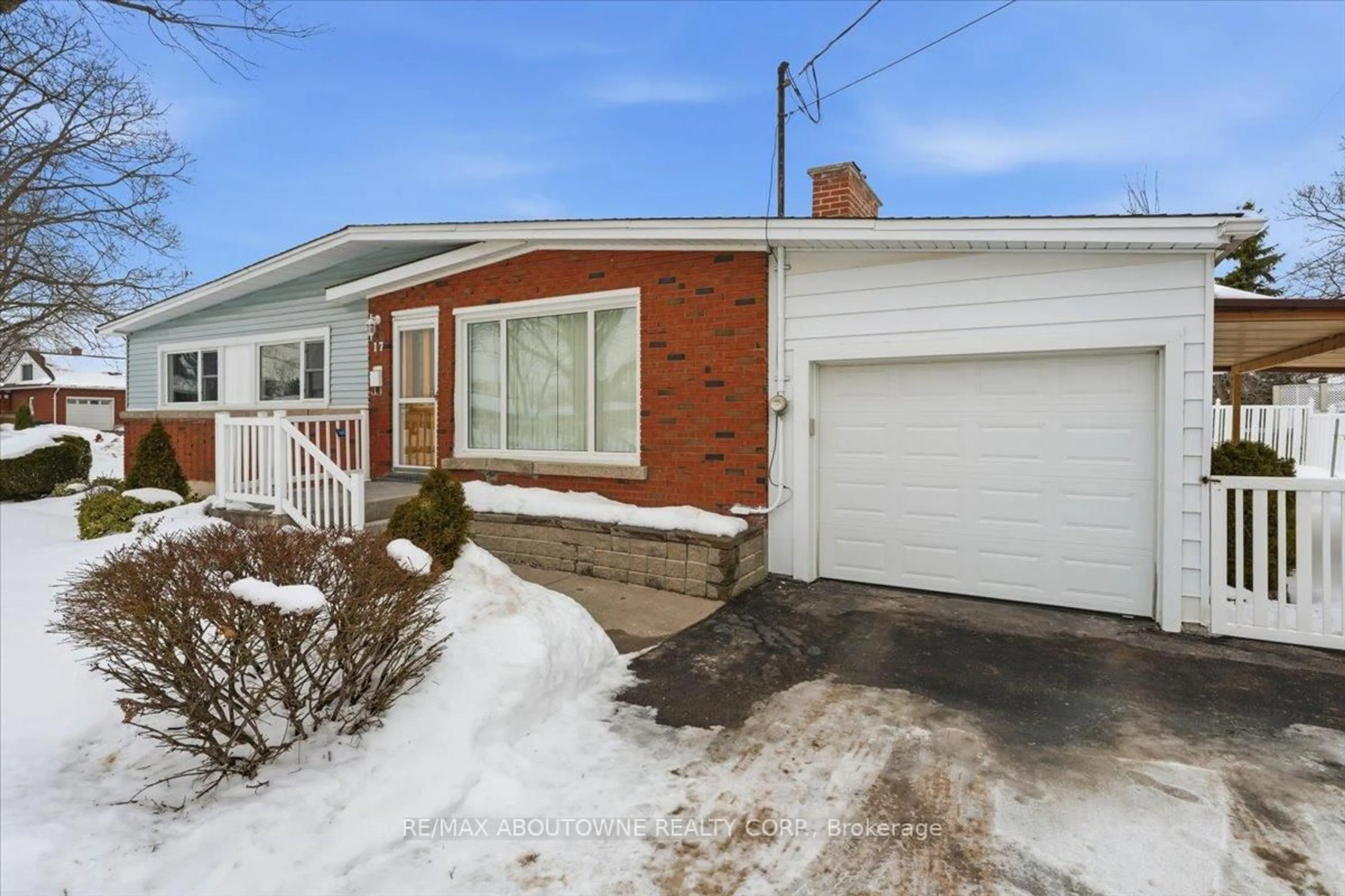Home with brick exterior material, street for 17 Oakmount Rd, Welland Ontario L3C 4X9