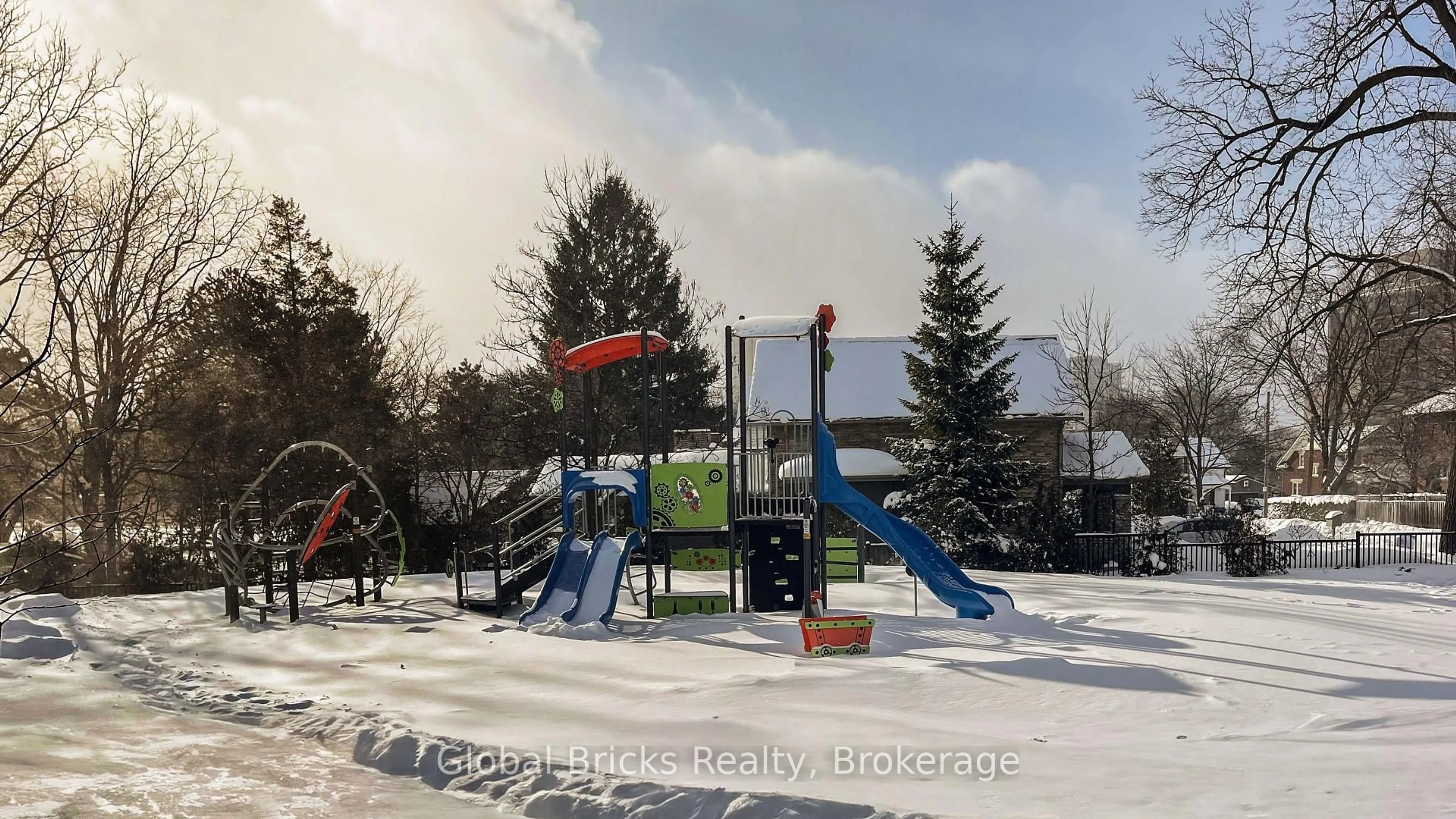 Blurry image for 103 Roger St #313, Waterloo Ontario N2J 0G2