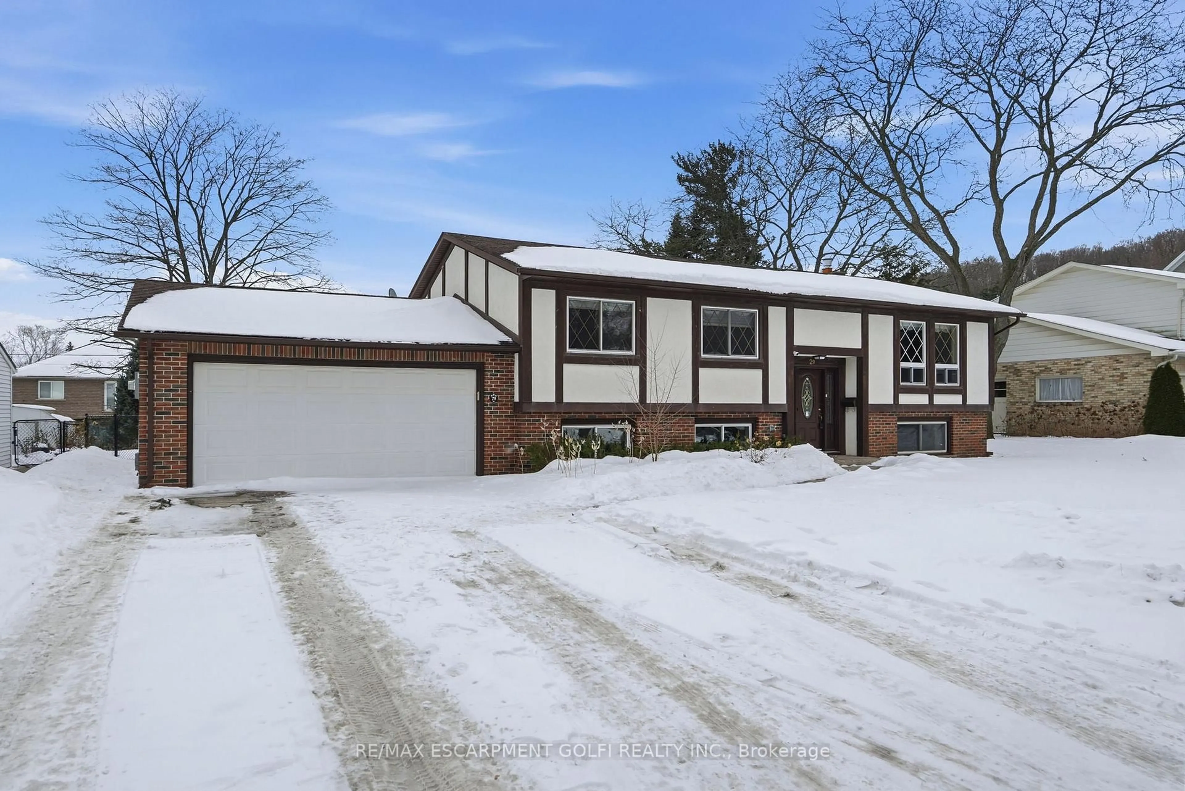 Home with brick exterior material, street for 29 Governors Rd, Grimsby Ontario L3M 2Y3