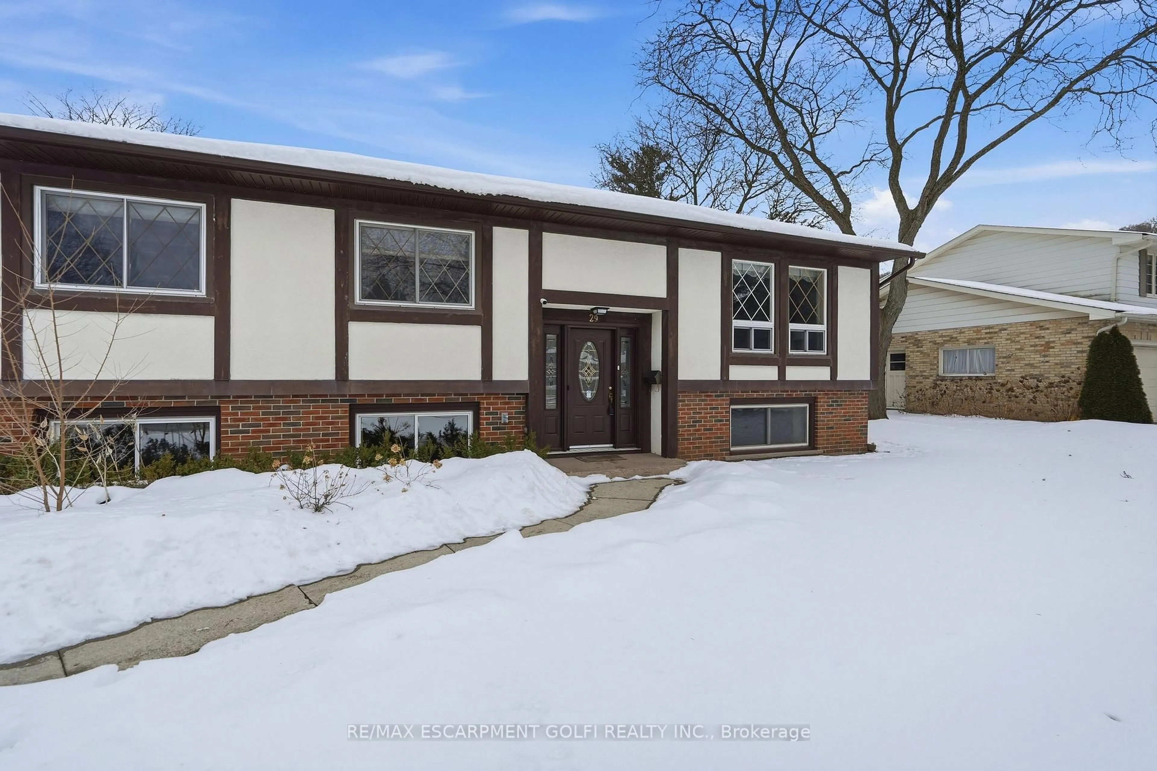 Home with vinyl exterior material, street for 29 Governors Rd, Grimsby Ontario L3M 2Y3