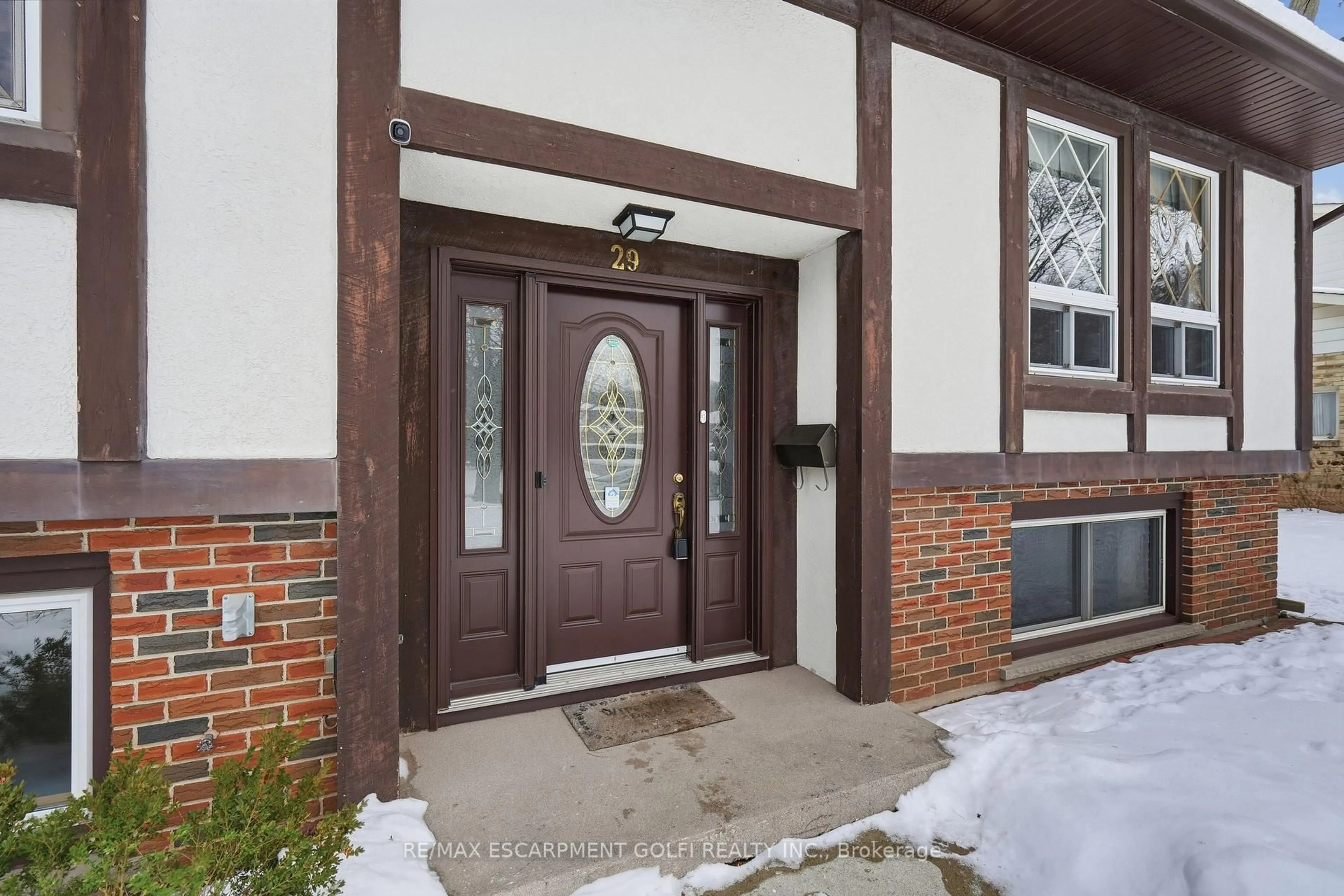 Indoor entryway for 29 Governors Rd, Grimsby Ontario L3M 2Y3