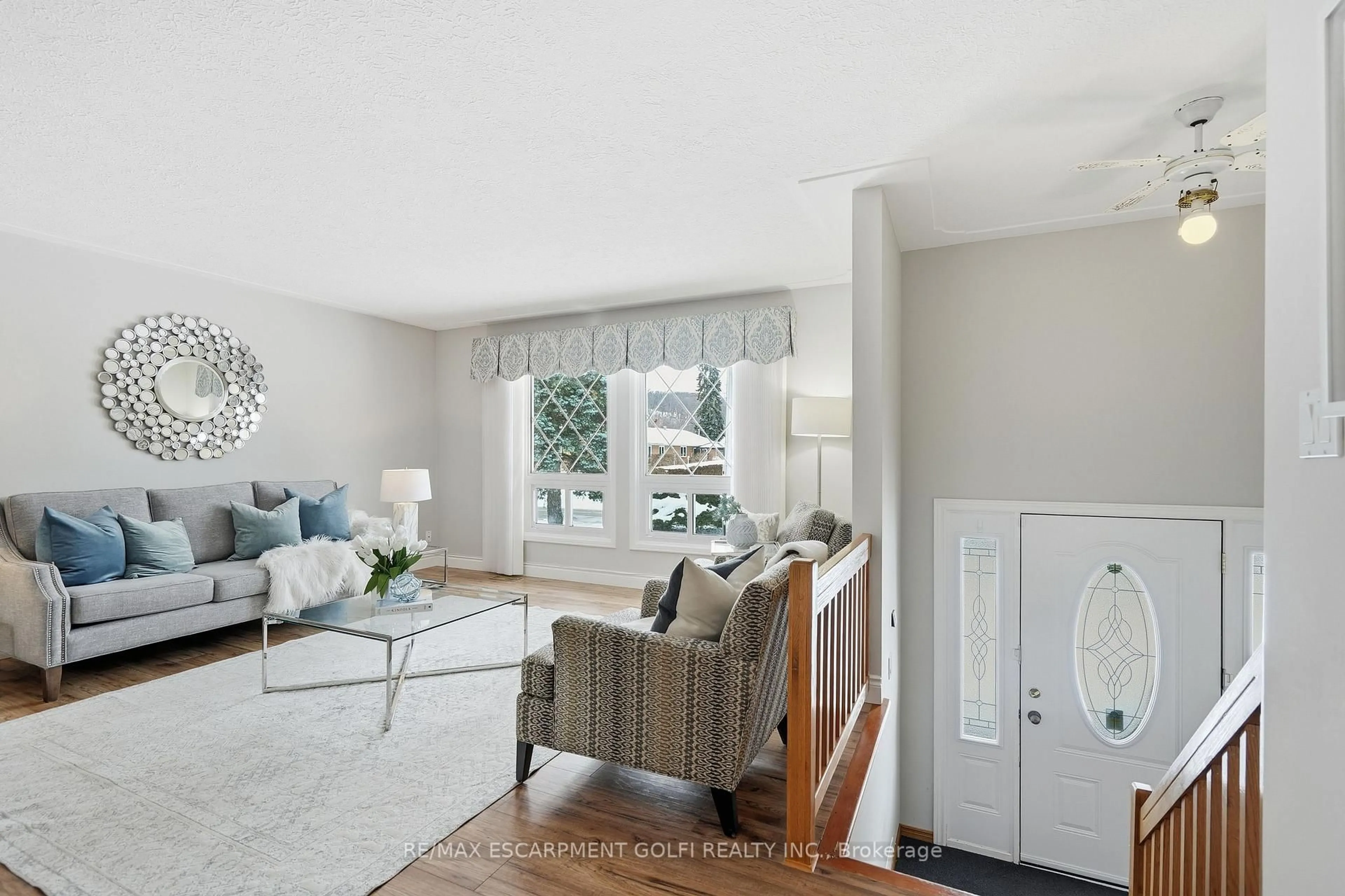 Living room with furniture, unknown for 29 Governors Rd, Grimsby Ontario L3M 2Y3