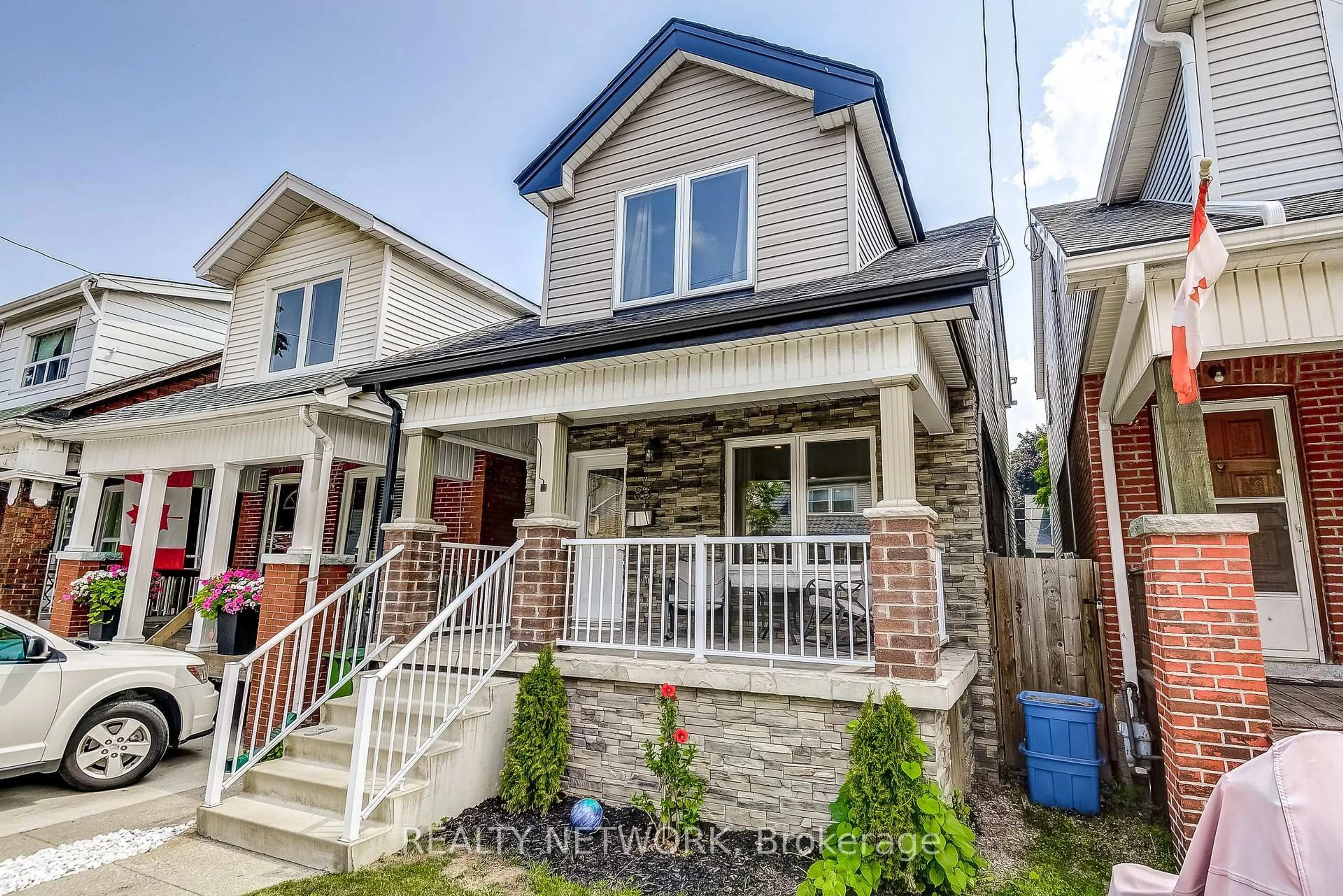 Home with brick exterior material, street for 88 Rosslyn Ave, Hamilton Ontario L8L 7P4