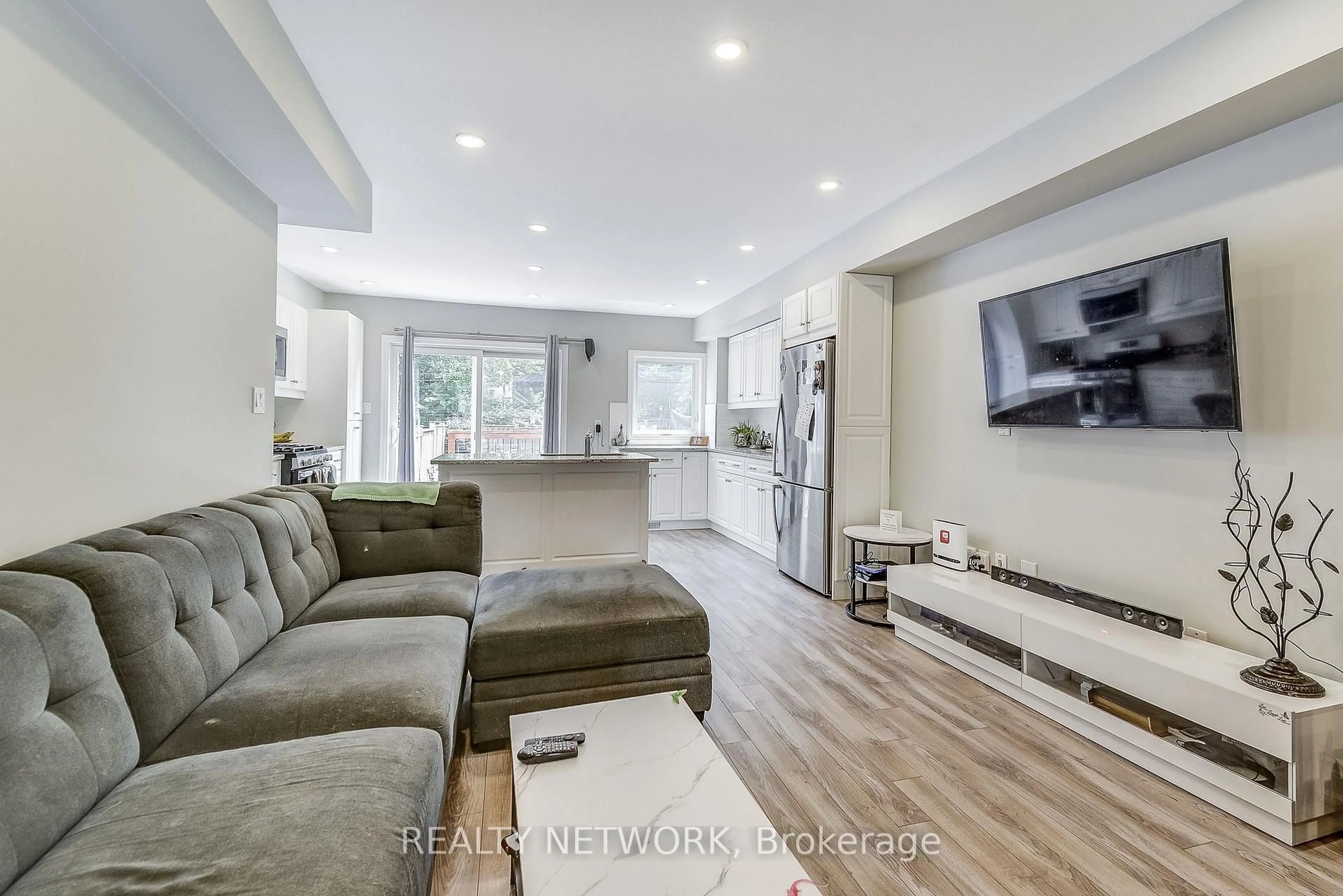 Living room with furniture, unknown for 88 Rosslyn Ave, Hamilton Ontario L8L 7P4