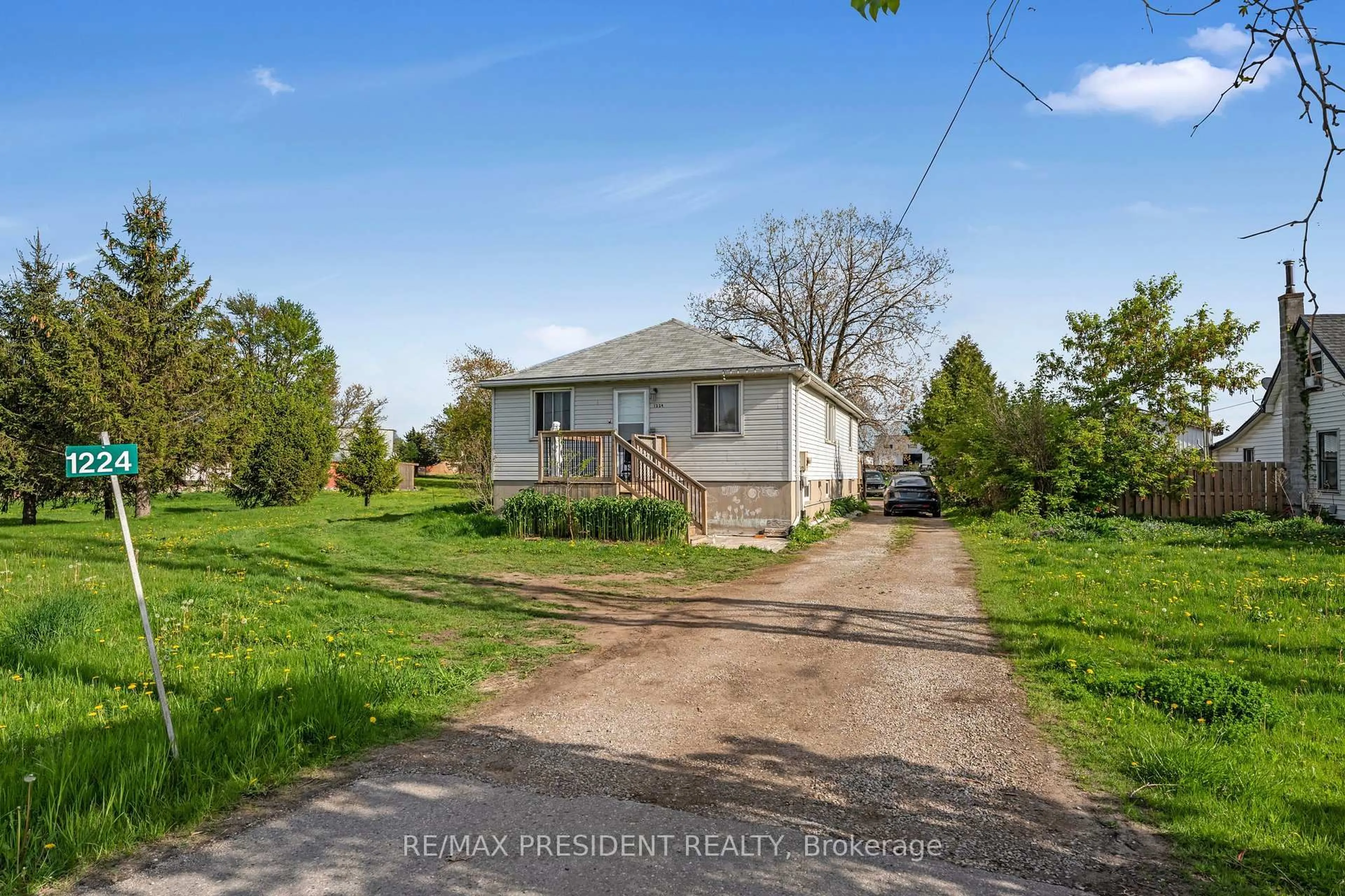 A pic from outside/outdoor area/front of a property/back of a property/a pic from drone, street for 1224 Parkinson Rd, Woodstock Ontario N4S 7W3