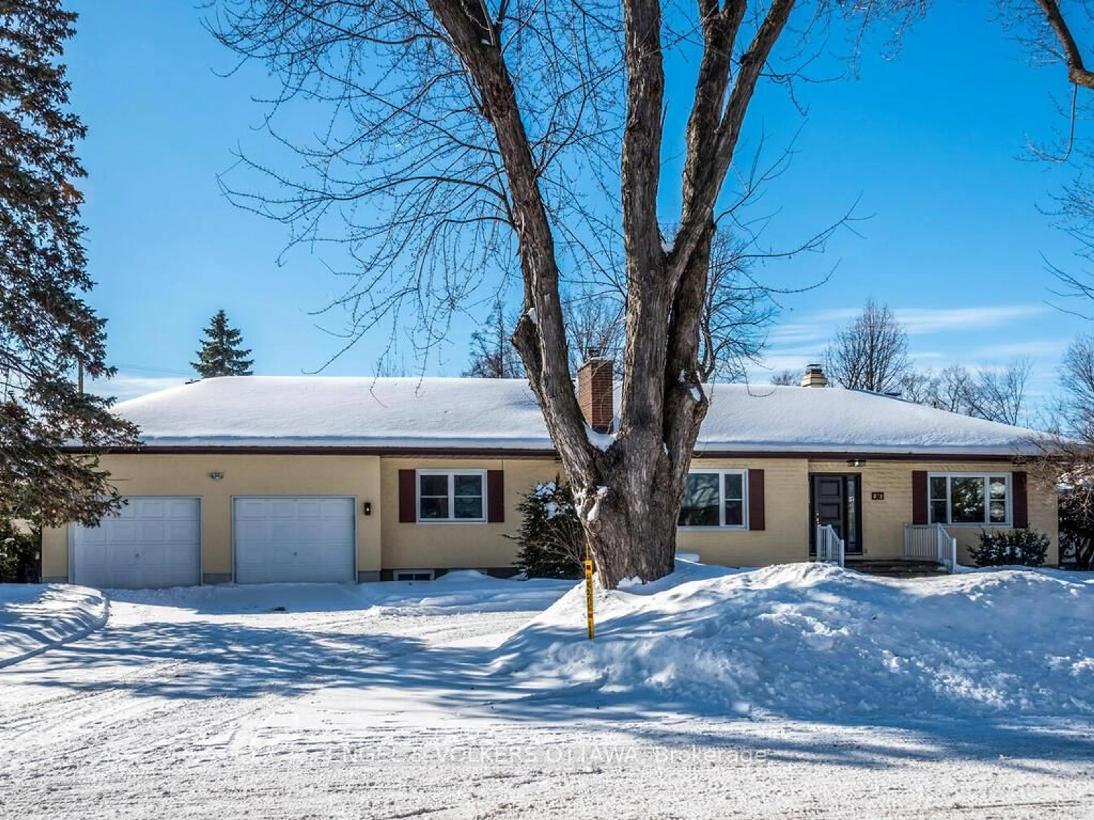 A pic from outside/outdoor area/front of a property/back of a property/a pic from drone, street for 878 Dunlevie Ave, Ottawa Ontario K2A 2Z4